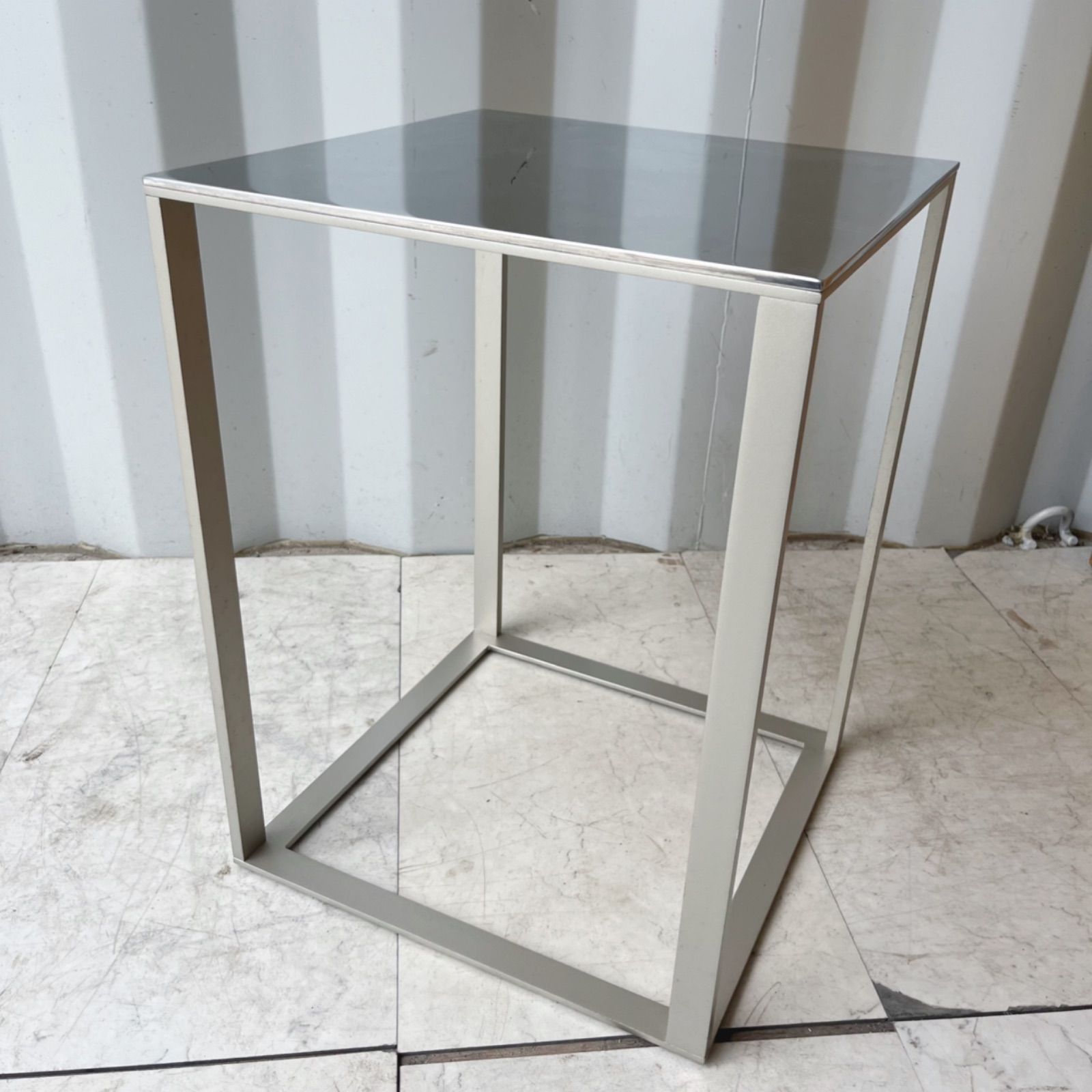 取付無料！B&Bイタリア シンプリーチェ スタイリッシュモダン鏡面サイドテーブル 取付無料！B&Bイタリア シンプリーチェ スタイリッシュモダン