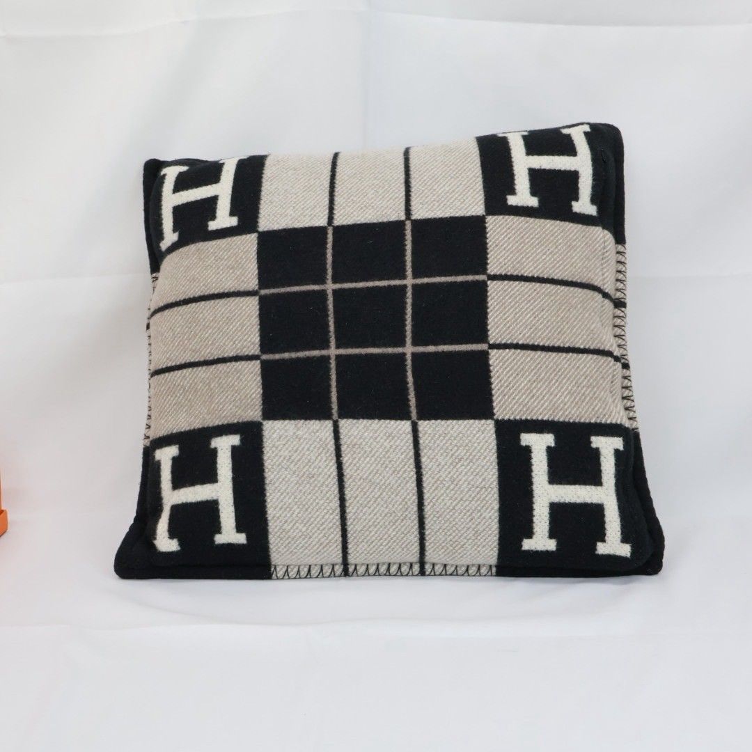 HERMES クッション アヴァロンⅢ PM エクリュ グリフォンセ