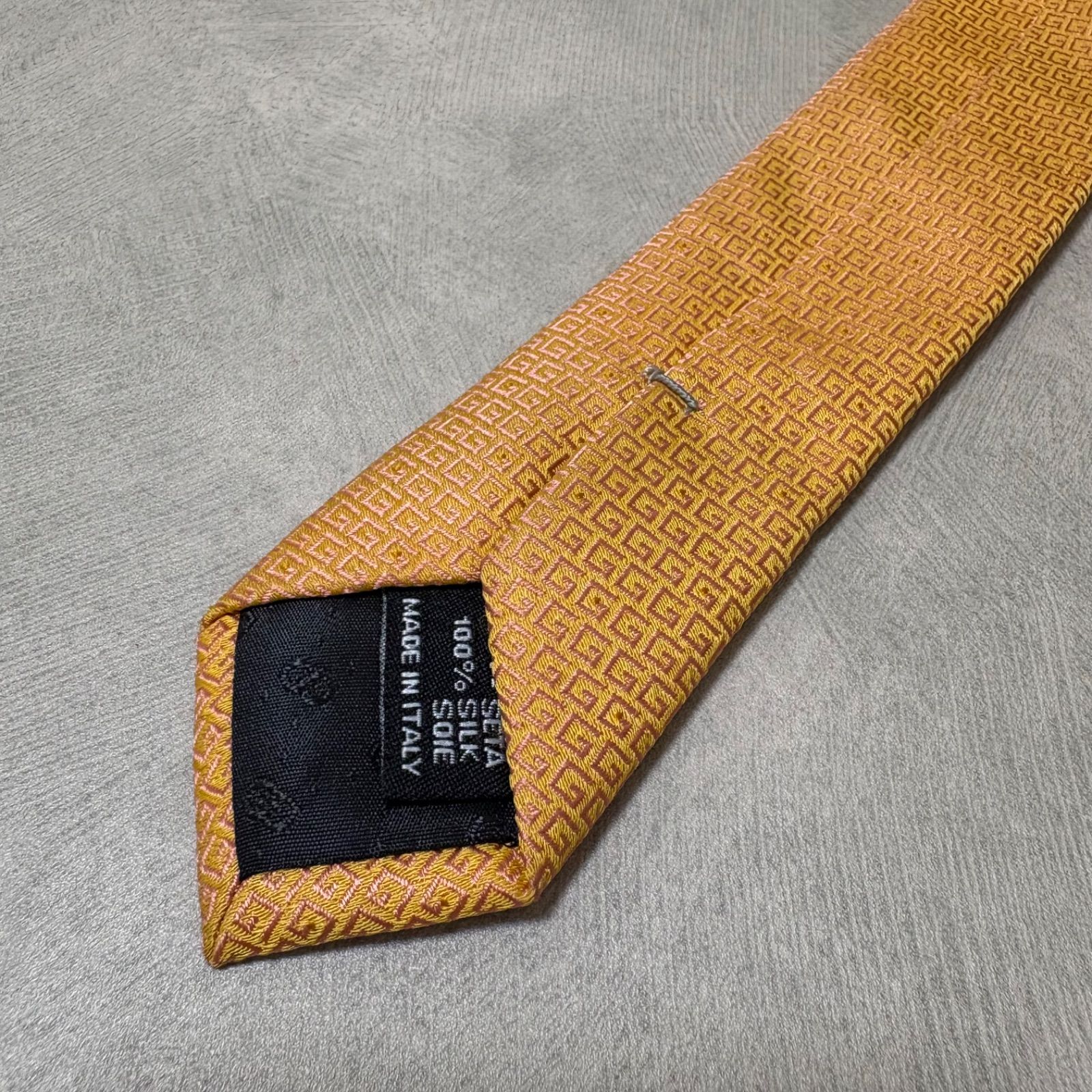 美品 GUCCI グッチ シルク 100％ ライトオレンジ G柄 254-731