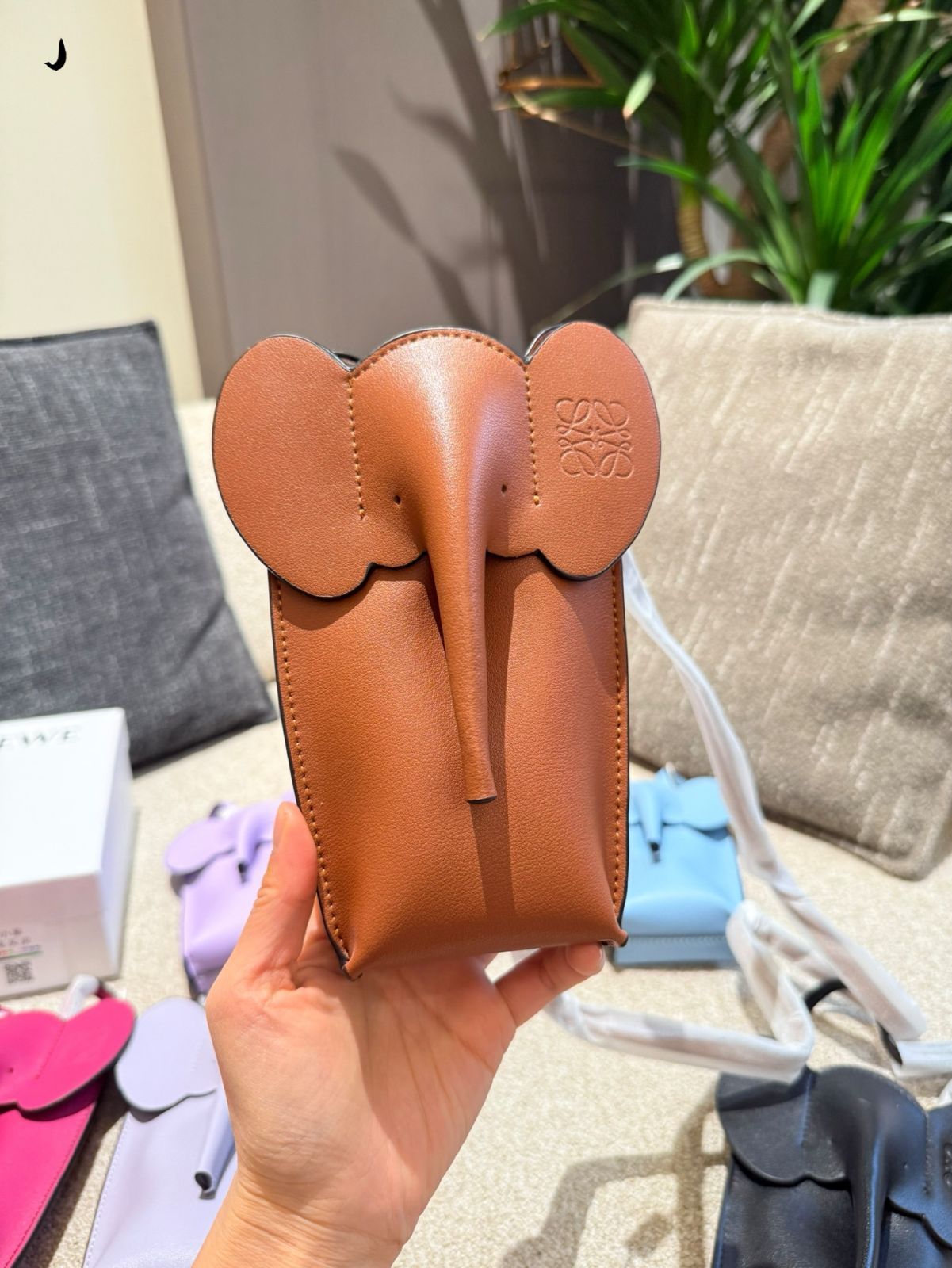 今日 Loewe ニニョ エレファント スマホバッグ 2025 New Model