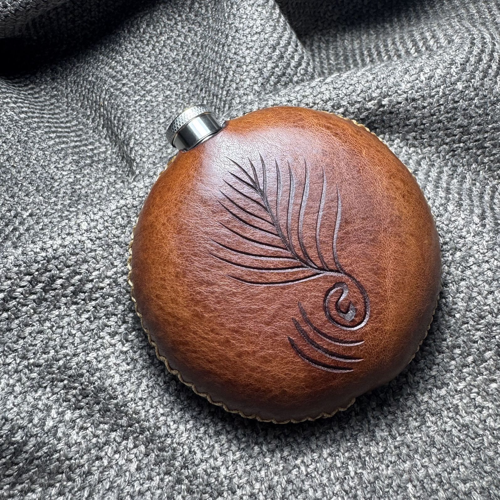 SGYP079 手作り ハンドメイド 伝統革彫刻入り 携帯用酒壺 フラスコ 革製手作りスキットル 伝統革彫刻 本革酒壺 100ML 携帯用 牛革×食品級ステンレス製 3種類デザイン 無地 双魚 相思鳥 贈り物やアウトドアに最適