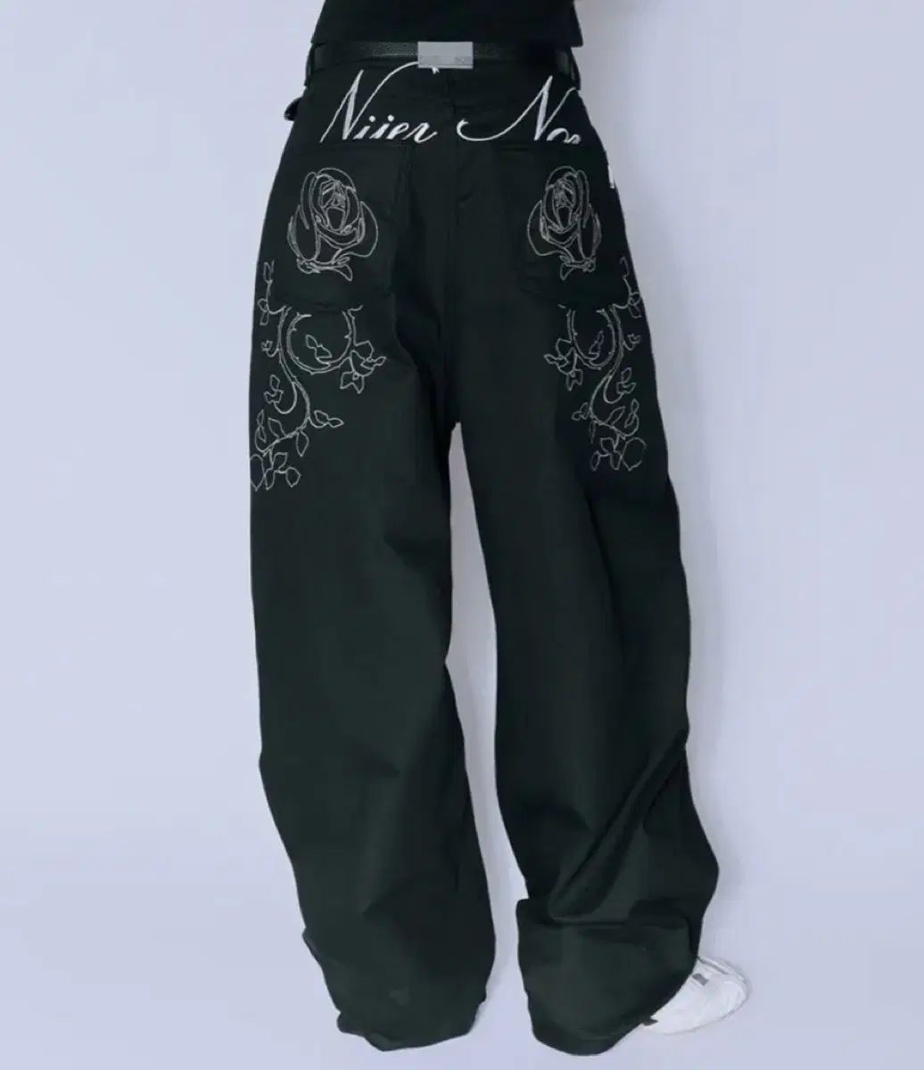 ネールナー ローズ バルーン デニム パンツ 黒 販売しています