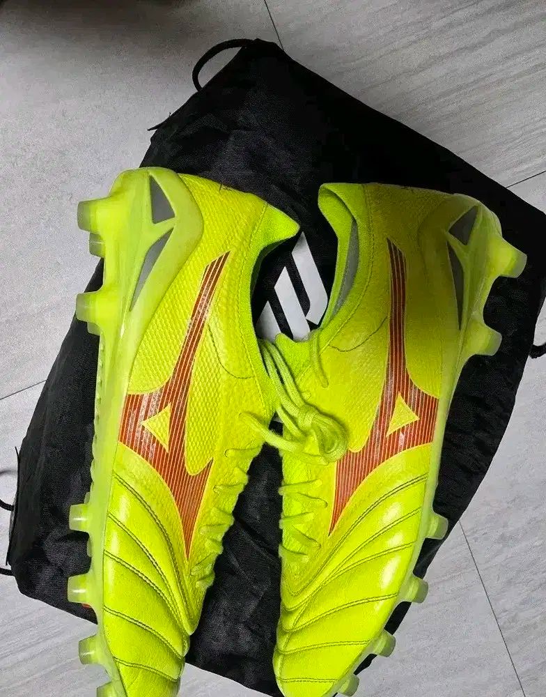 ナイキ ティエンポ ナチュラル IV レザー IC(蛍光イエロー