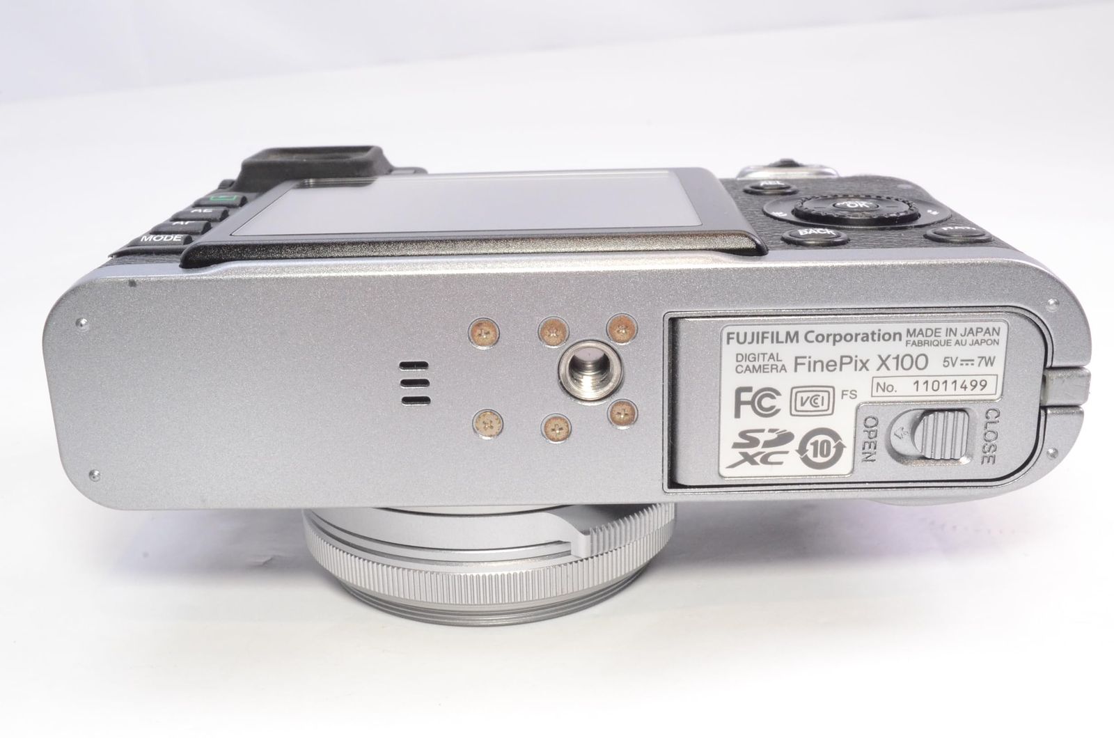  革ケース付き フジフィルム FinePix x 100 シルバー デジタルカメラ コンパクトデジタルカメラ デジタルカメラ