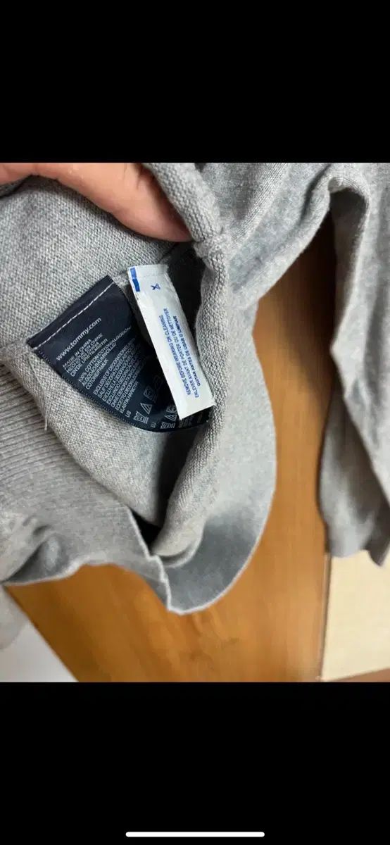 Tommy Hilfiger トミーヒルフィガー グレー Vネック ニット セーター 105 サイズ ジャストマネー CAMPINGPARCCENTRAL_COM