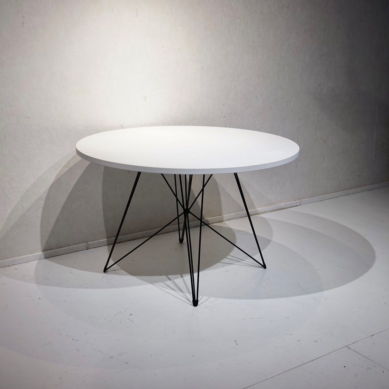 円形グレーのテーブル X型脚 ラウンド テーブル ダイニング