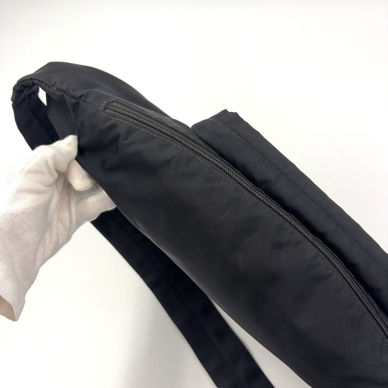 ブラック ボディバッグ