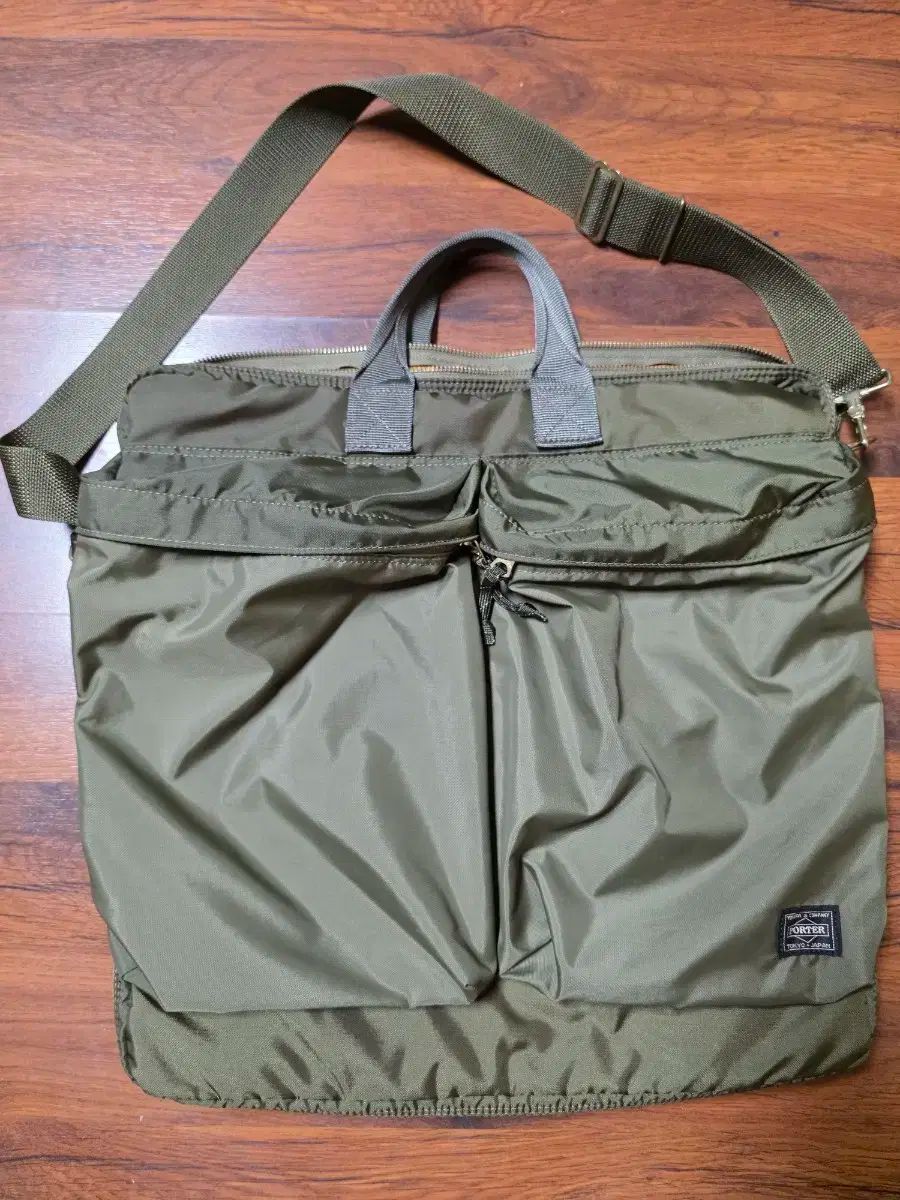 カーキ グリーン