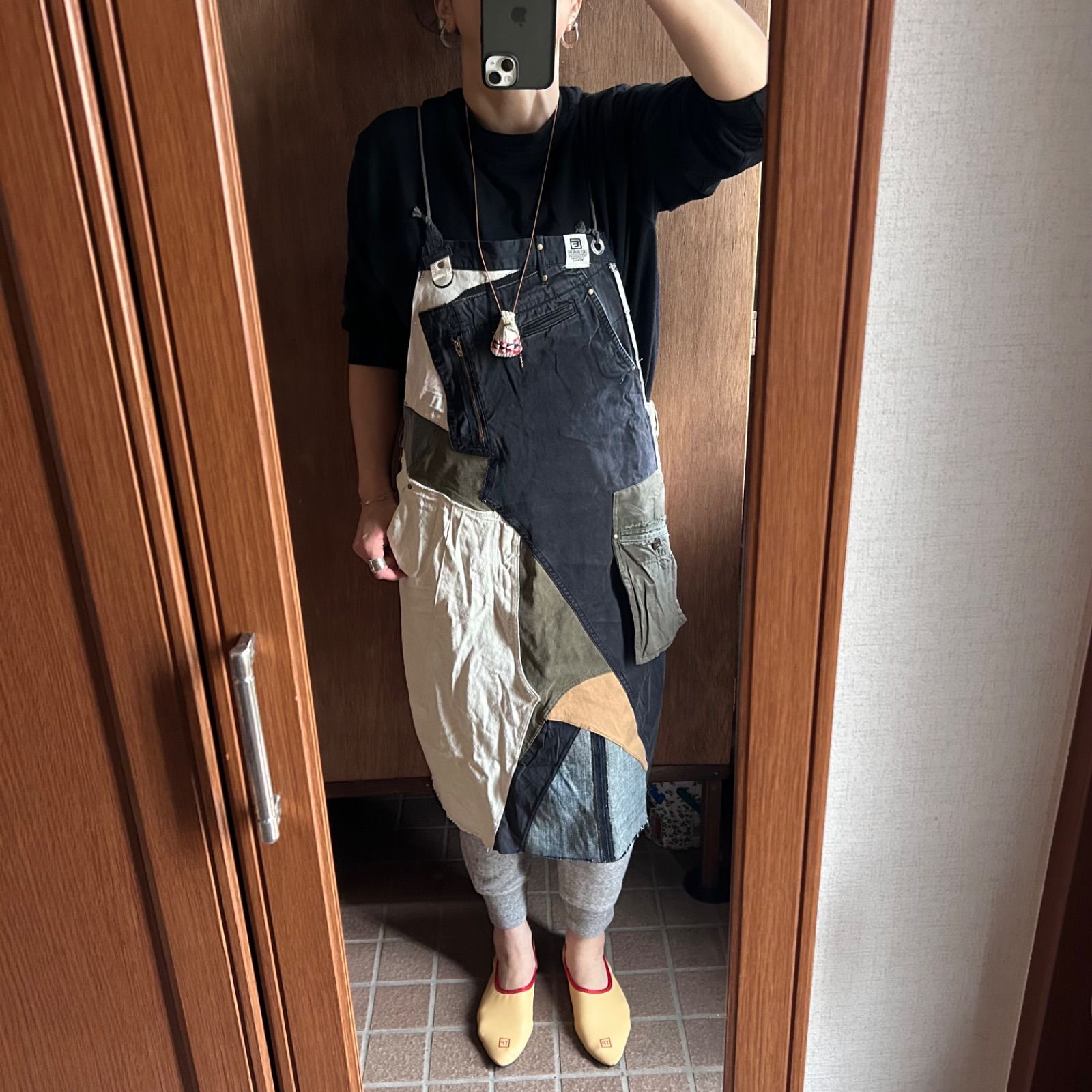 イッセイミヤケ デザインスタジオ プリーツロングエプロン ブラック イッセイミヤケ デザインスタジオ プリーツロングエプロン