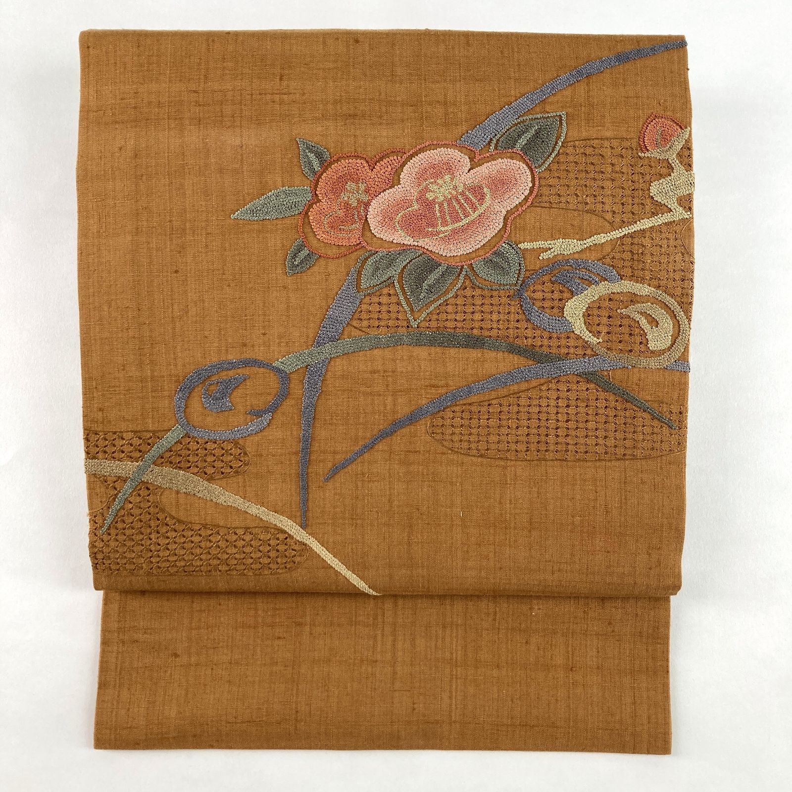 刺繍　相良刺繍　椿　吹き寄せ模様　巻物　名古屋帯　着物　113a p たんす屋 リユース帯 帯 名古屋帯 茶 カジュアル 織り 椿 相良