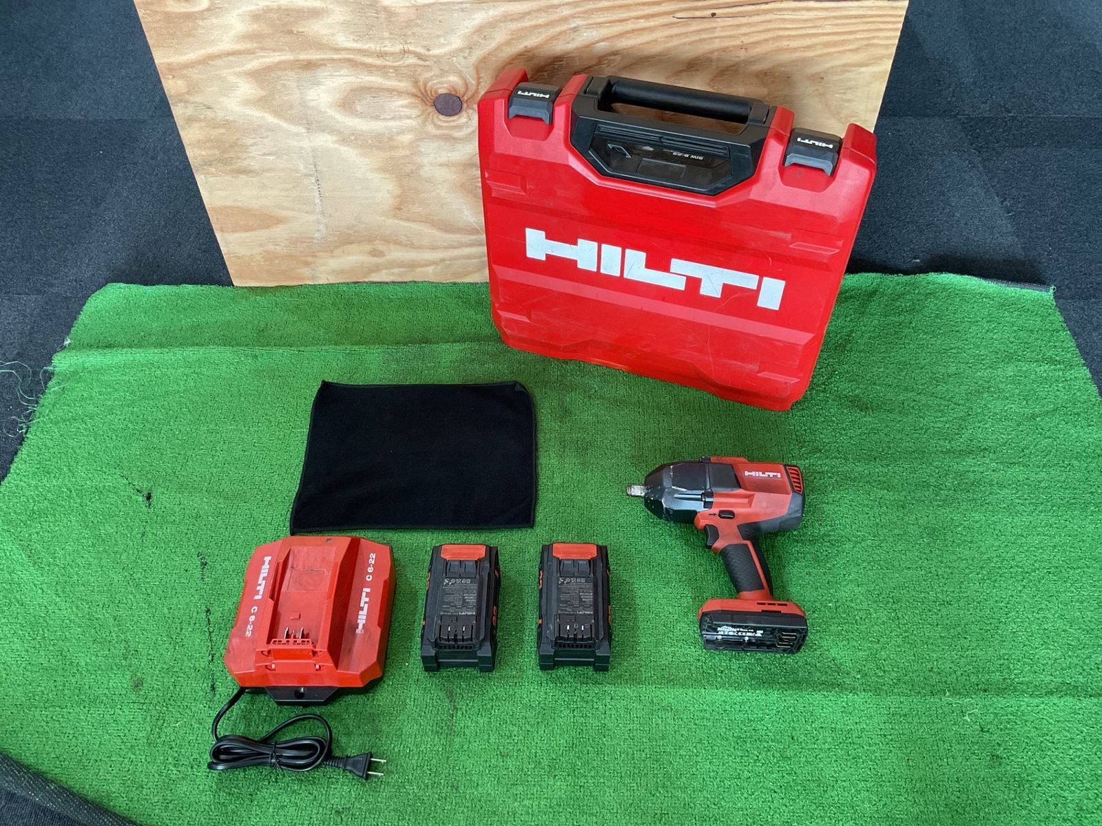 HILTI SIW8-22 充電式インパクトレンチ ケース有 バッテリー2個付 充電器付 付属品有 現状品 s|n 240620043 ケ-133