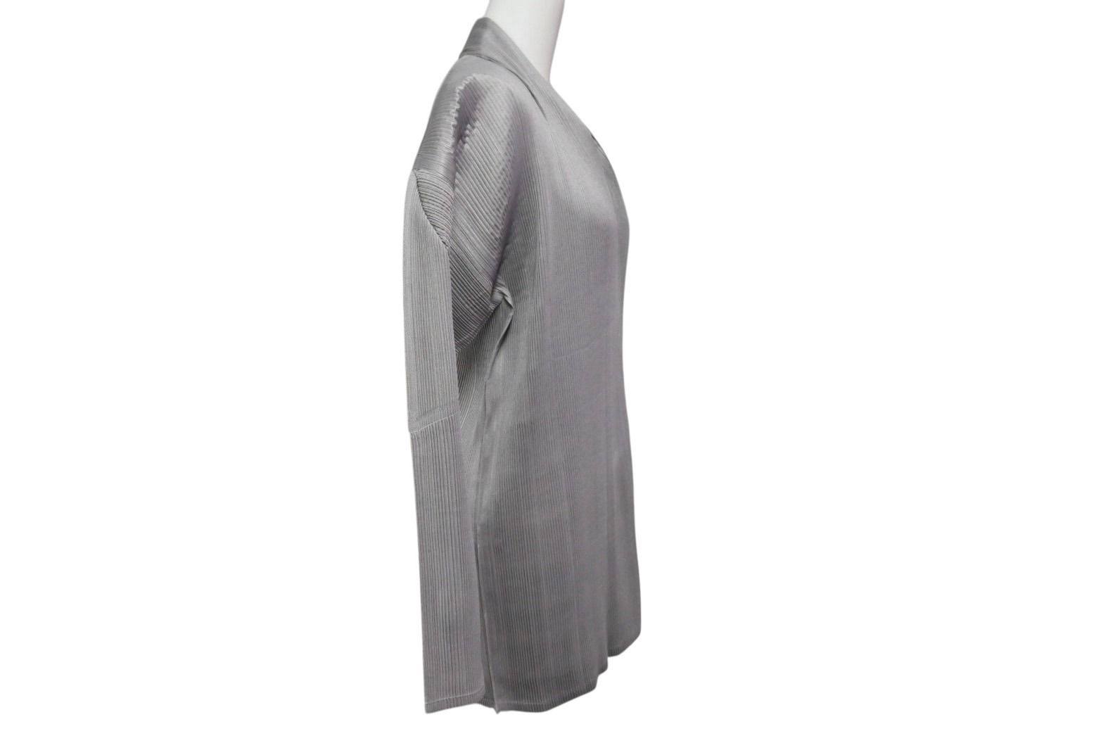 ISSEY MIYAKE - 極美品 ISSEY MIYAKE イッセイミヤケ Vネック プリーツ長袖カットソー IM13-FJ025 サイズM グレー 中古 4b004371 極美品 ISSEY MIYAKE イッセイミヤケ Vネック プリーツ長袖