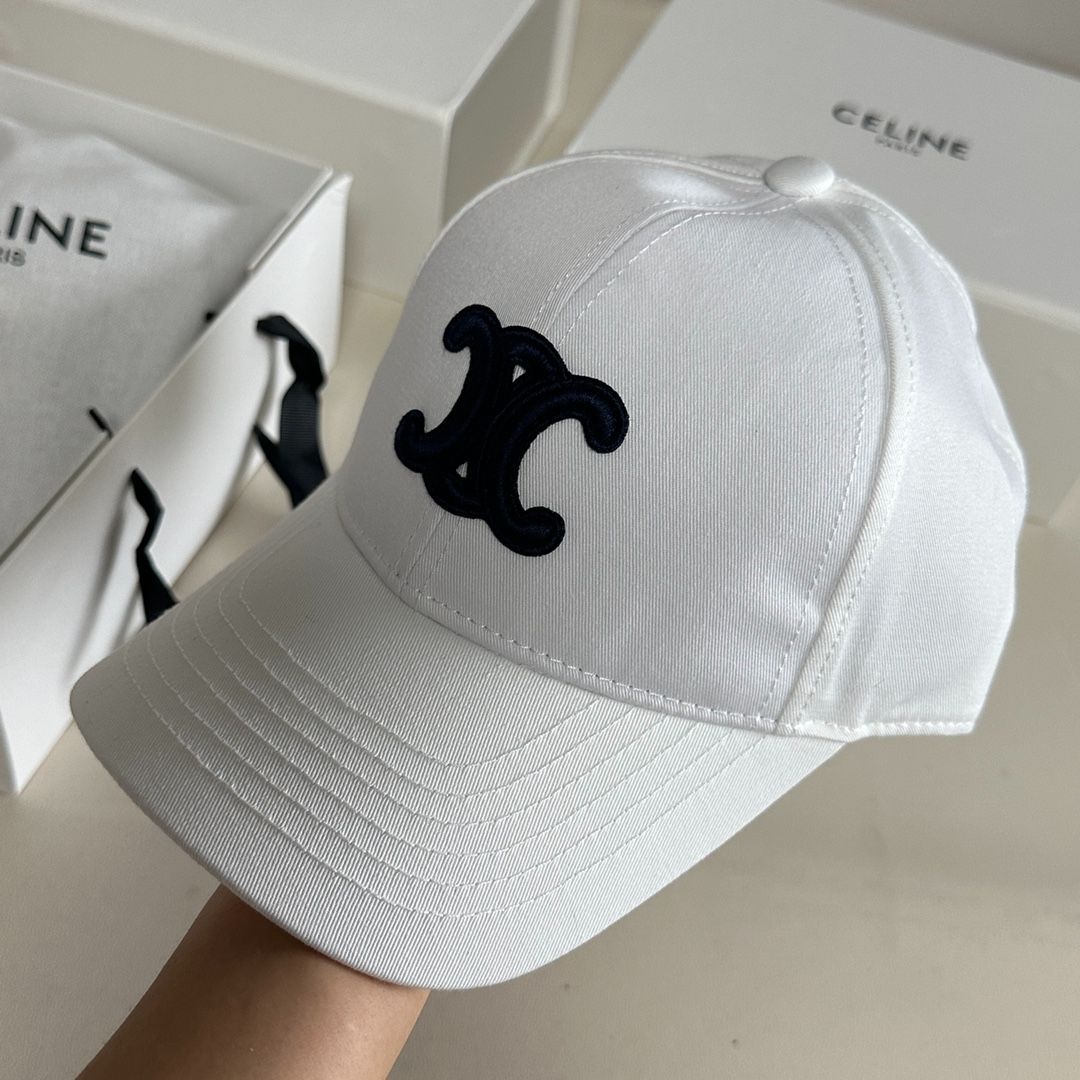 セリーヌホワイトキャップ 刺繍ロゴ付き...*- CELINEホワイト ロゴ刺繍 キャップ ホワイト（白）系 CELINE(セリーヌ