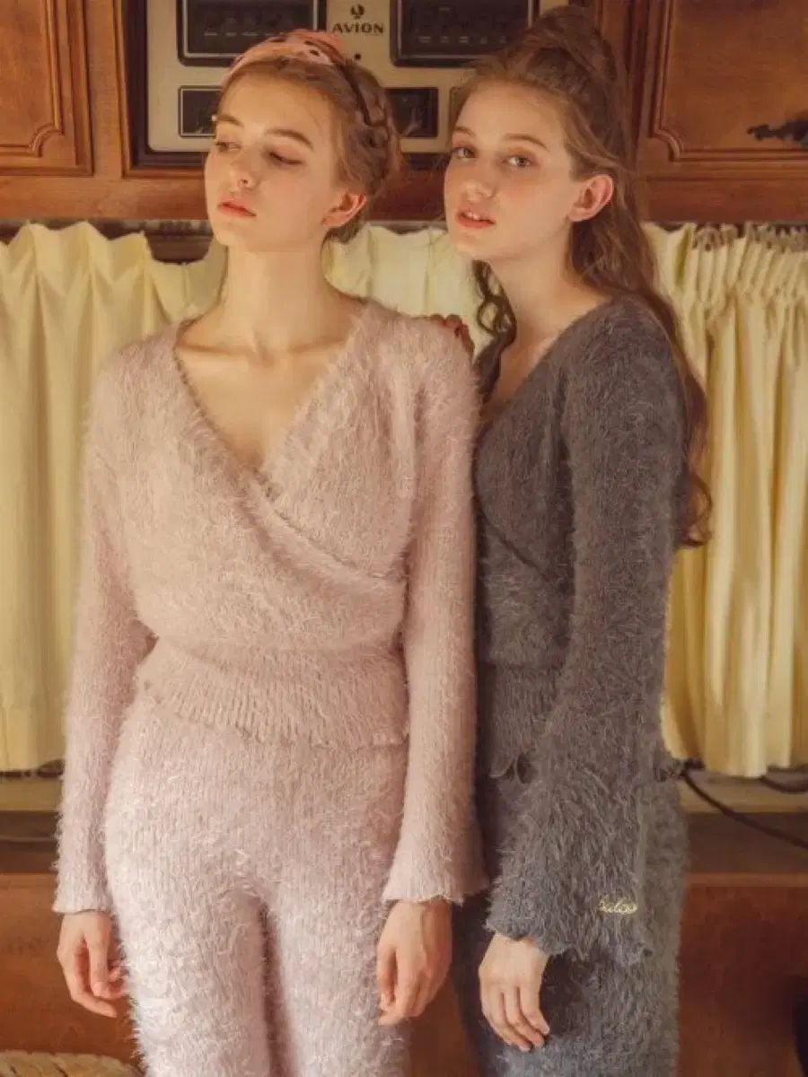 スイート内のバルコニー フリル ルームウェア セットアップ