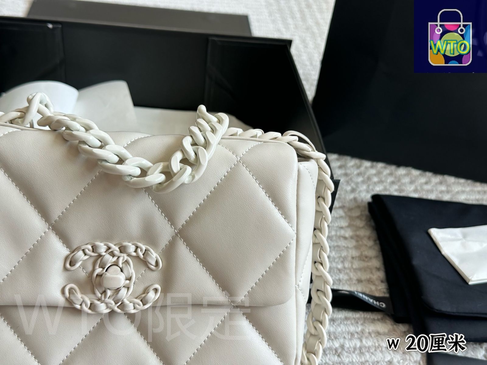 【毎日に華を・手のひらサイズの贅沢】CHANEL 19 ミニポーチ 毎日に華を・手のひらサイズの贅沢】CHANEL 19 ミニポーチ