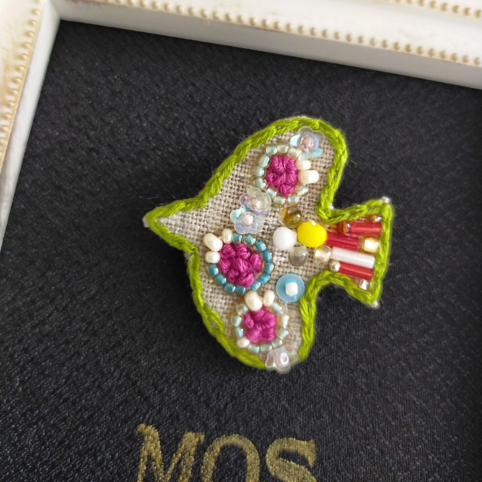 手刺繍ブローチ 北欧バード ビーズ スパンコール