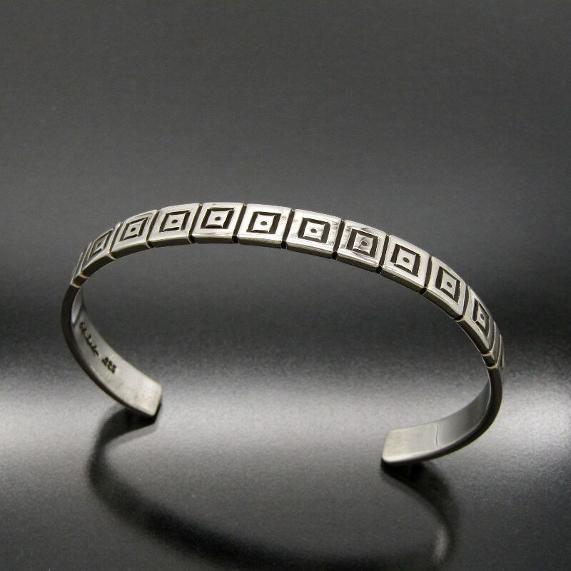 ライルセカテロ　スタンプワークバングル　ナバホ族　インディアンジュエリー 美品 Lyle Secatero ナバホ族 バングル スタンプワーク ライルセカテロ