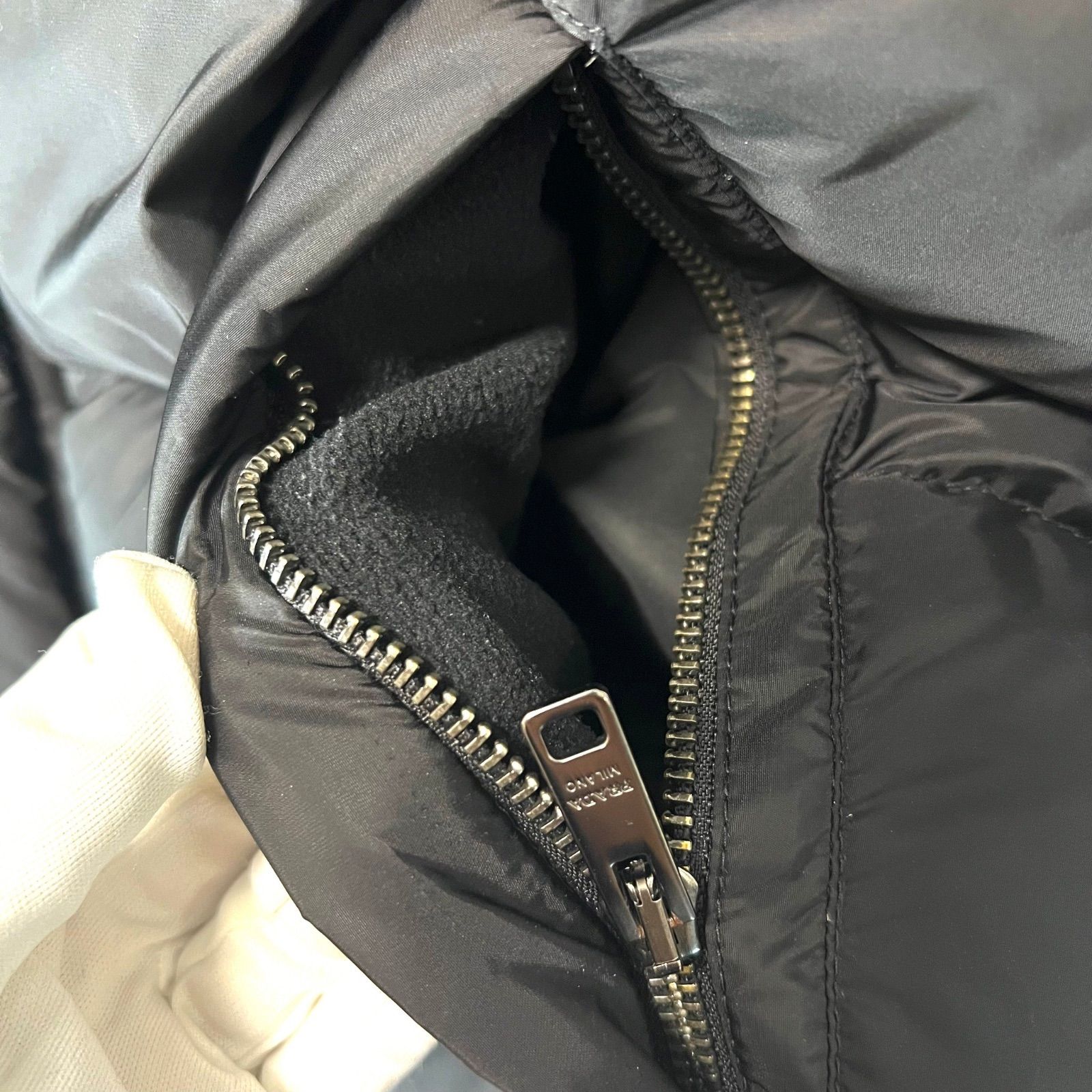 PRADA  プラダ　ダウンベスト　三角ロゴプレート PRADA プラダ ダウンベスト 三角ロゴプレート トライアングル