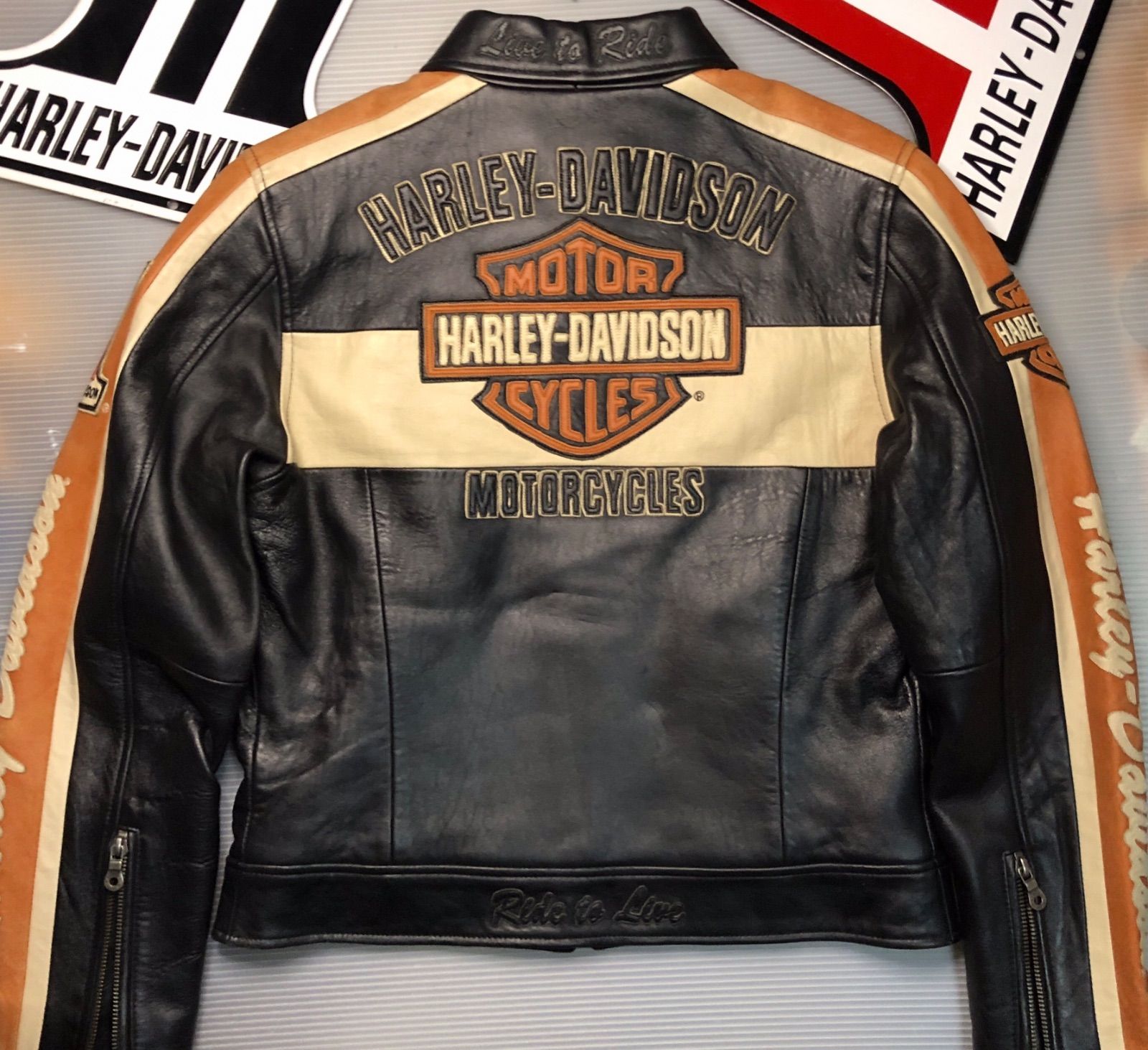 HARLEY DAVIDSON  ハーレーダビッドソン  【稀少！前後立体大型革刺繍・完売モデル！入手困難】★ 非常に柔らかく厚手の羊革ゴートスキンレザー・ソフト・グレインの本革製ジャケット