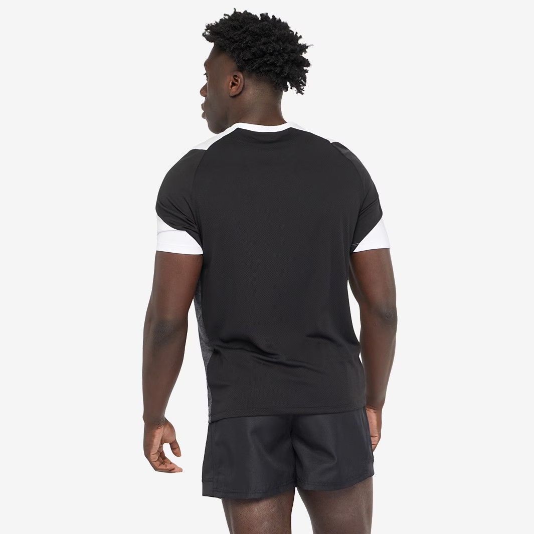 送料無料 匿名配送 Mサイズのみ マクロン ラグビー バーバリアンズ 2025|25 トレーニング Tシャツ 黒 白 ブラック ホワイト 公式モデル 日本未発売