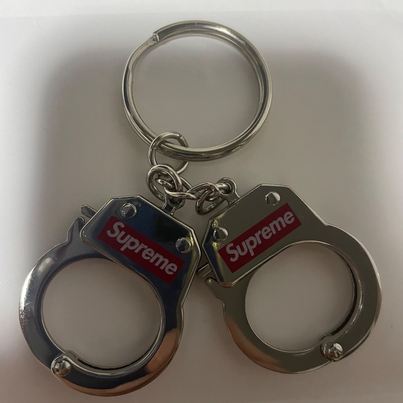 Supreme Handcuffs Keychain 手錠キーホルダー - メリカルくんの