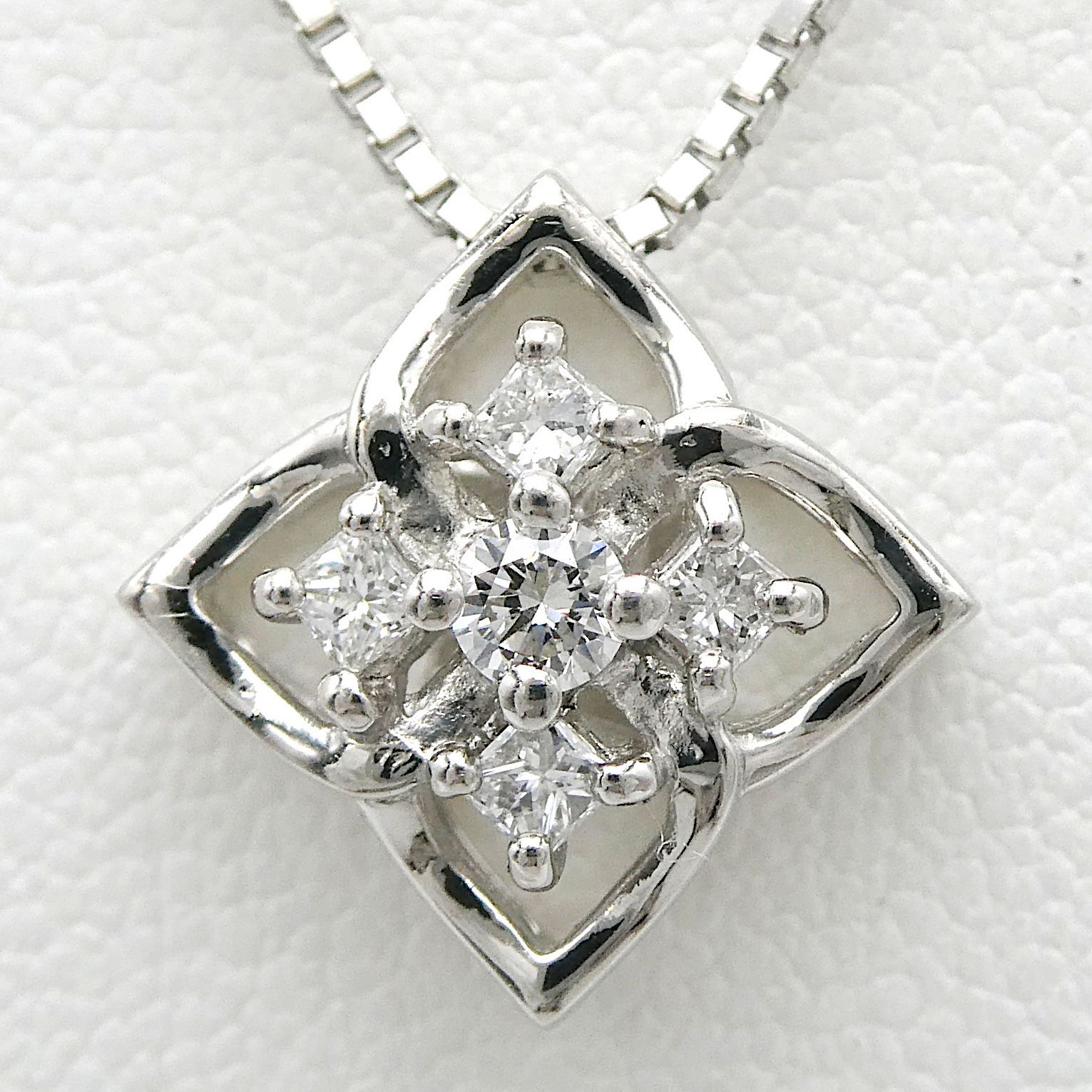 ペンダント Pt999 ダイヤモンド0.13ct フラワーモチーフ - メルカリ