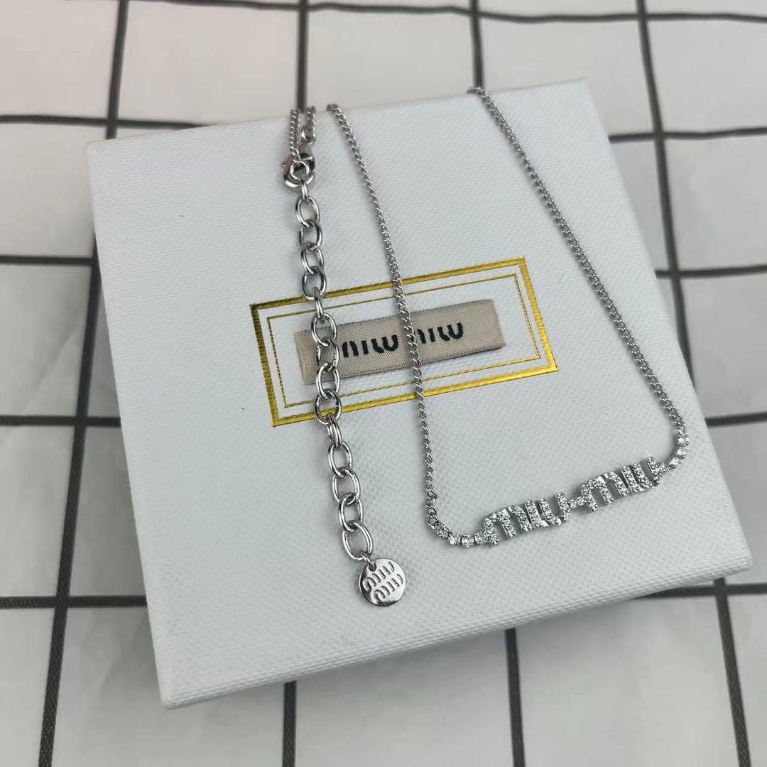 美品 MIUMIU ミュウミュウ ロゴネックレスシルバー