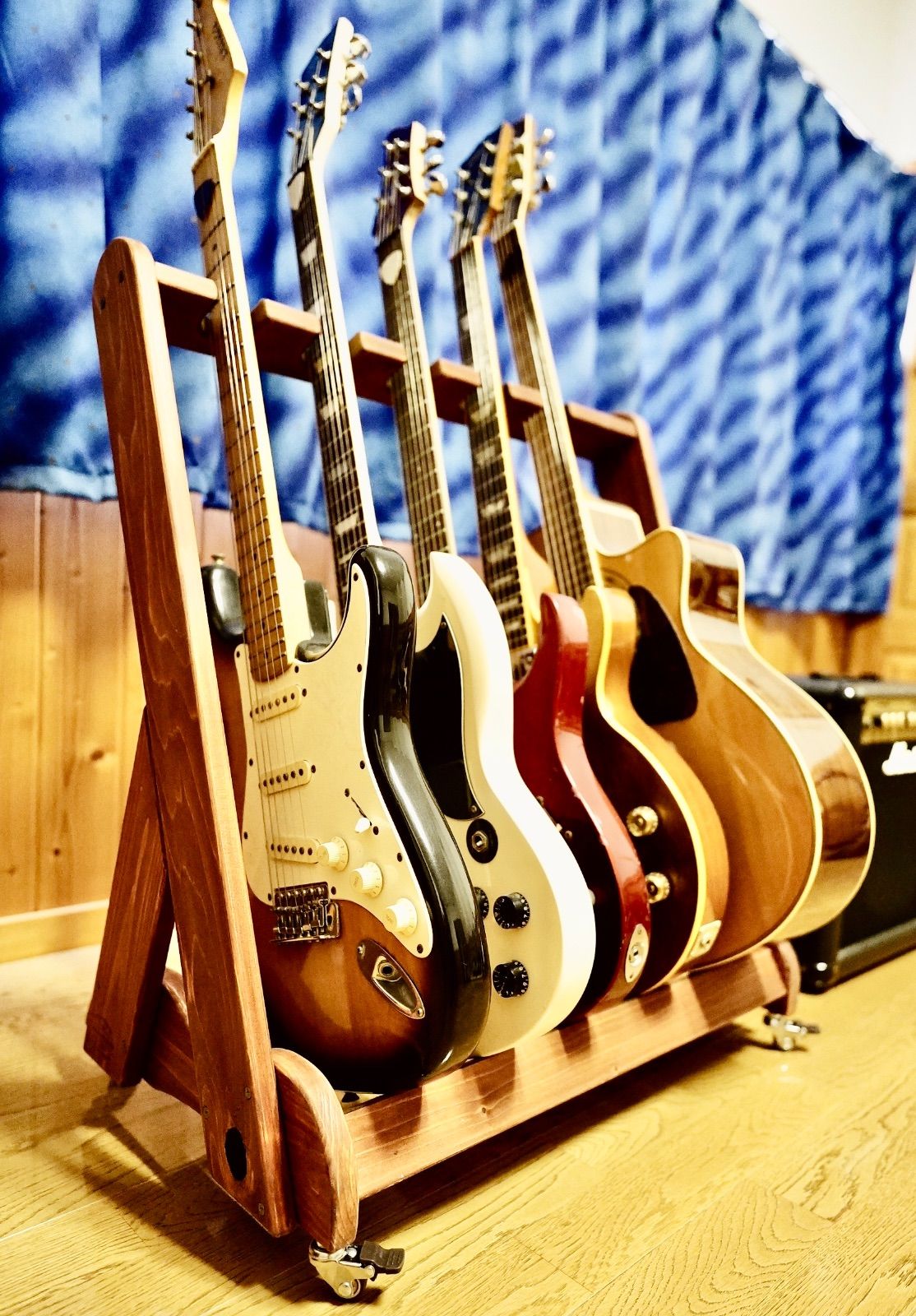 24時間以内に発送 手作り木工 木製ギタースタンド オイルステイン仕上げ ５本掛け キャスター付き