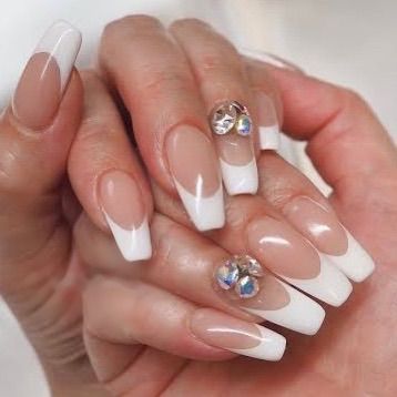 フレンチネイル キラキラビジュー盛り スカルプチップ - メルカリ