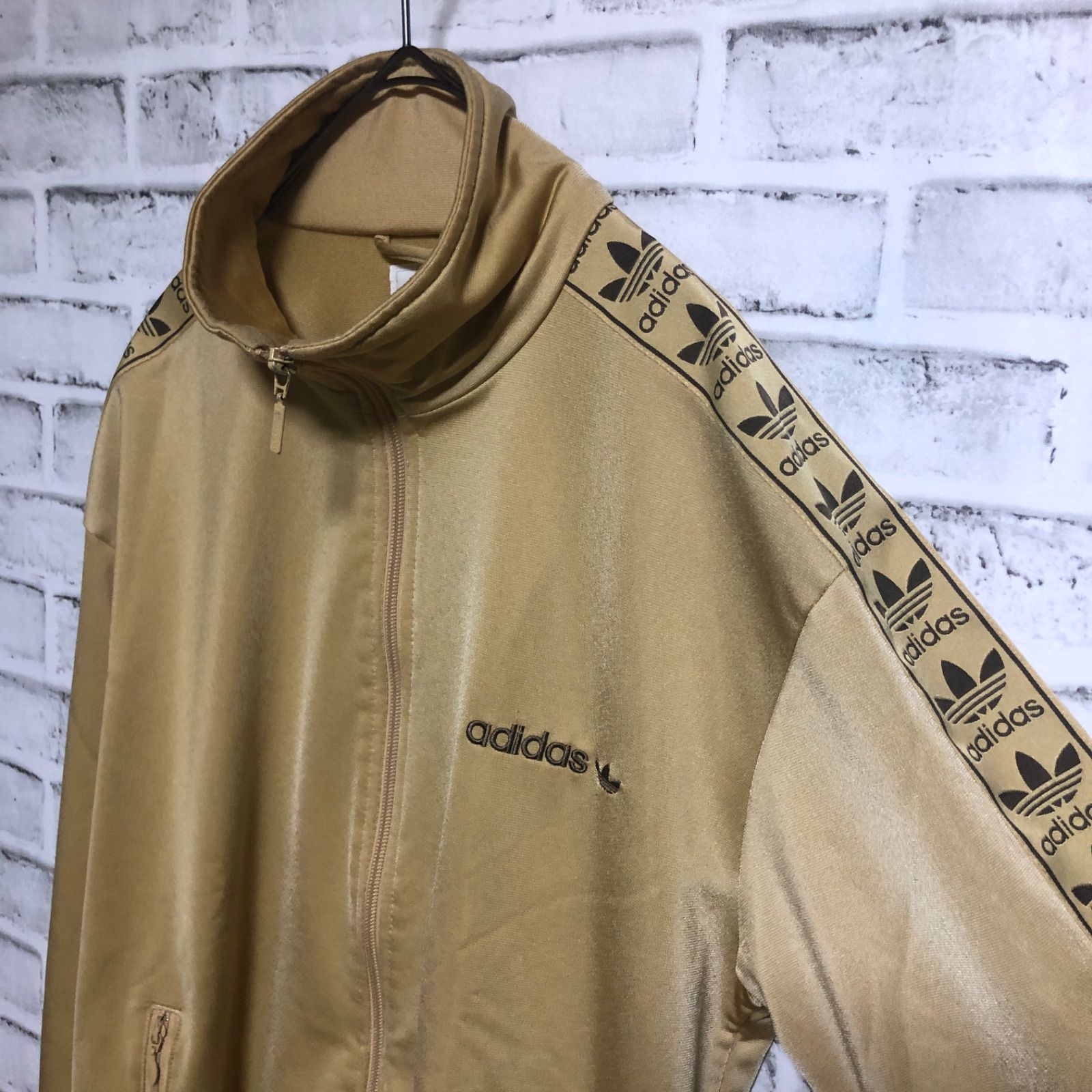 【良品】アディダス トラックジャケット L 刺繍ロゴ ベージュ×ブラウン 好配色】アディダス トラックジャケット 刺繍ロゴ ブラウン
