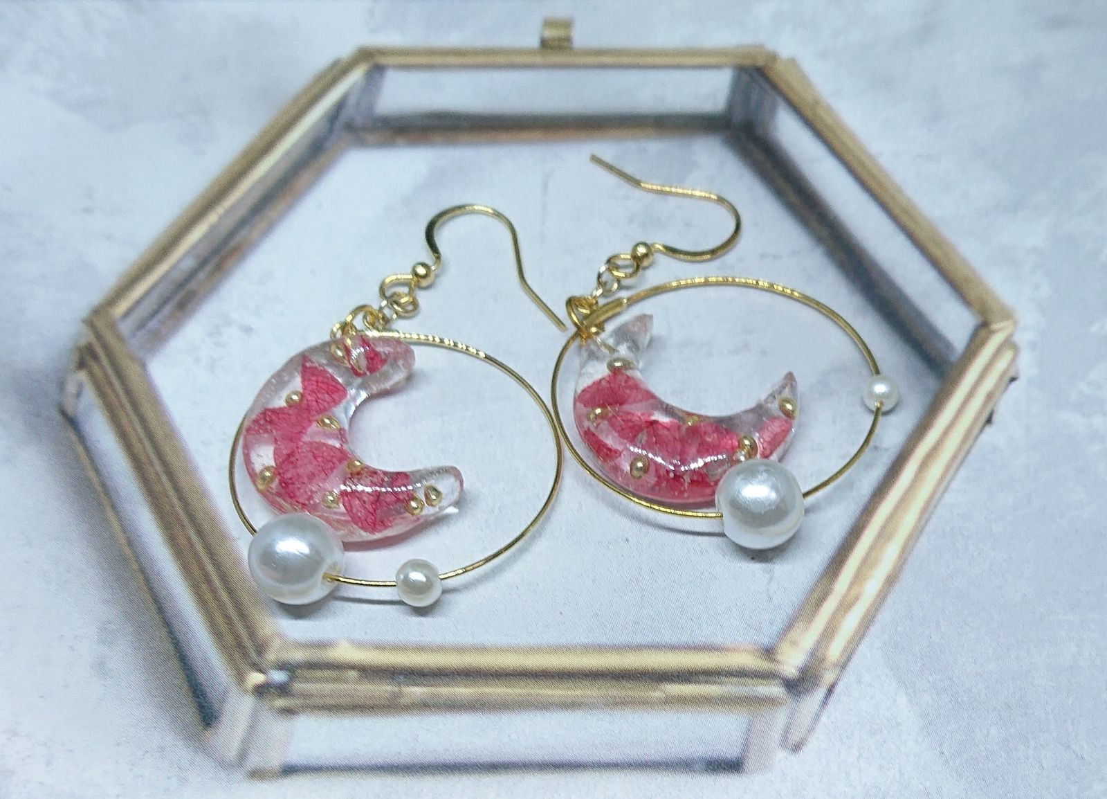 月とループの揺れるピアス ボタニカル風 推しカラー(赤)
