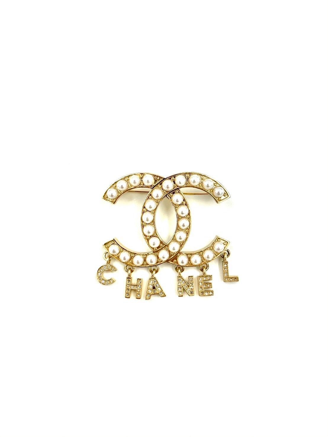 CHANEL ロゴチャームパールブローチ