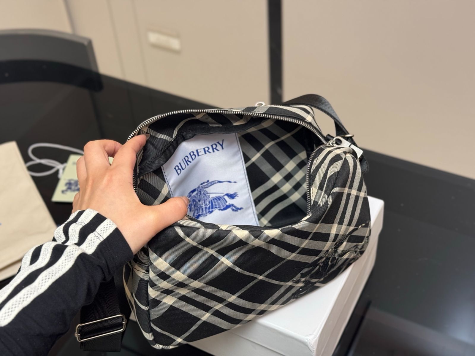 今日特価】Burberry 新デザインカメラバッグ サイズ 26×18cm