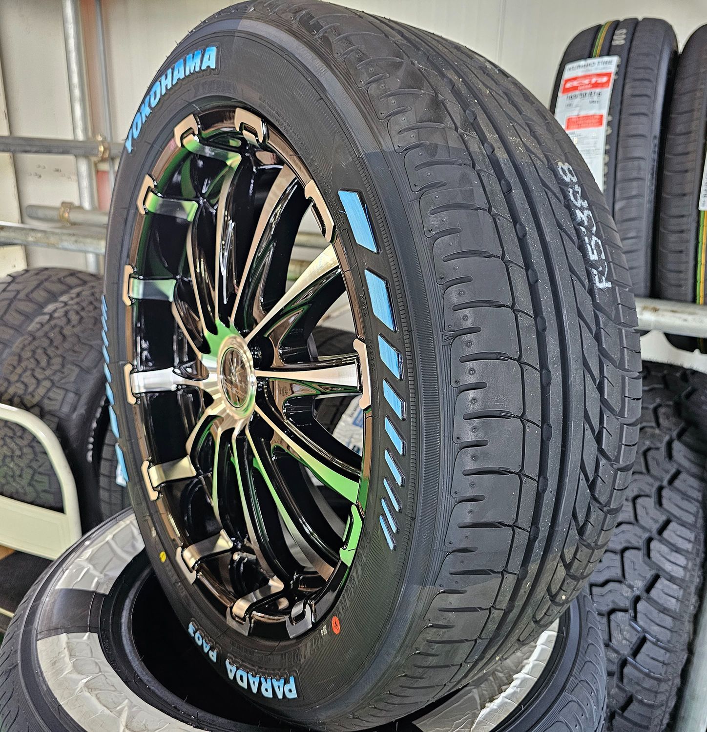 ハイエース200系 レジアスエース 18インチ BD12 タイヤホイール ヨコハマ パラダ ホワイトレター 225/50R18 4本セット 1台分 -  メルカリ