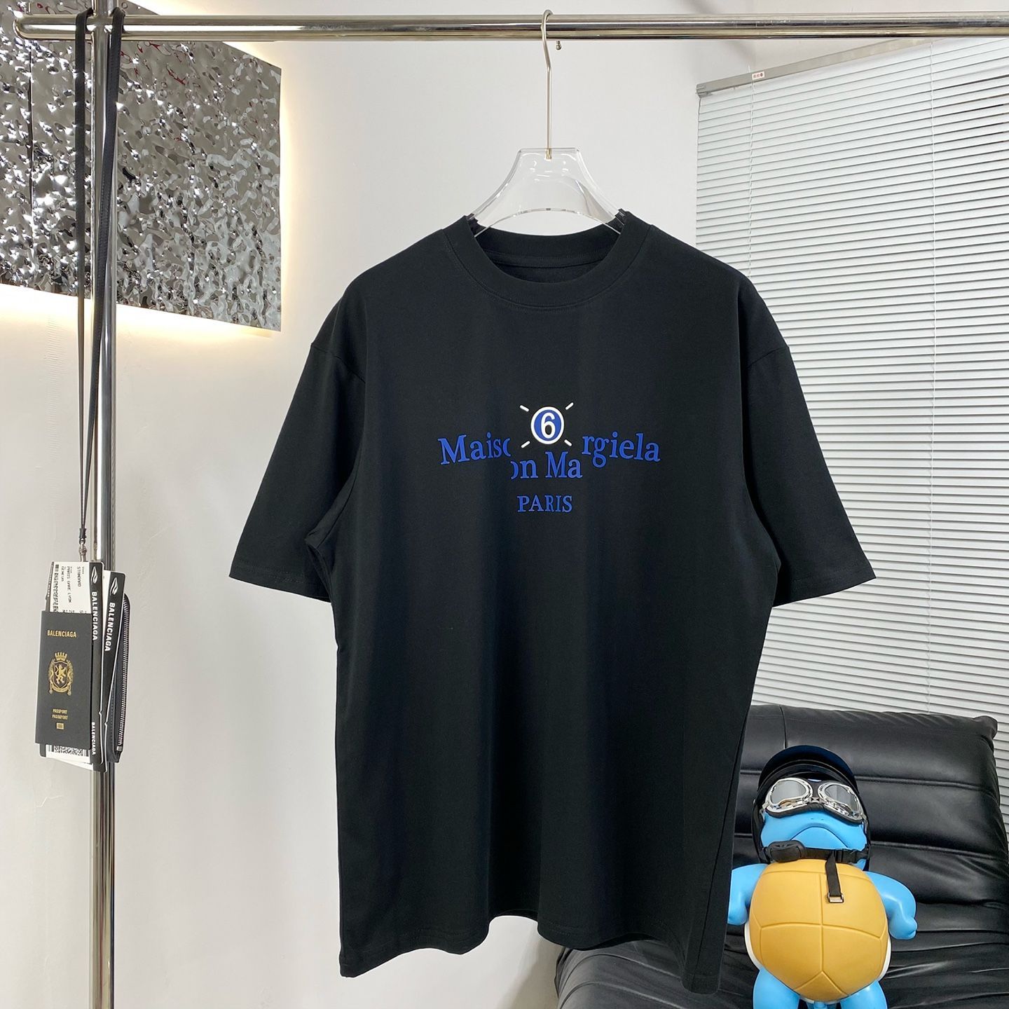 MM6 Maison Margiela Tシャツ ファッション 夏 トレンド プリント柄 半袖Tシャツ 黒 44