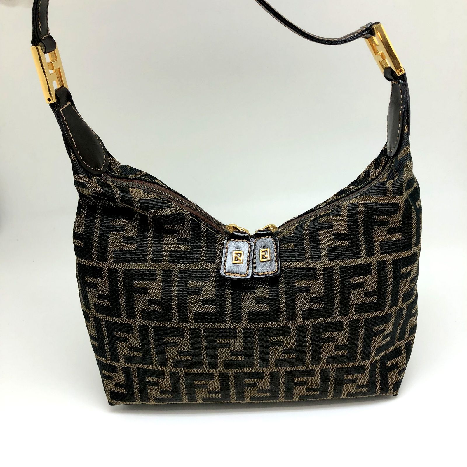 FENDI フェンディ ショルダーバッグ V字ファスナー ズッカ - メルカリ