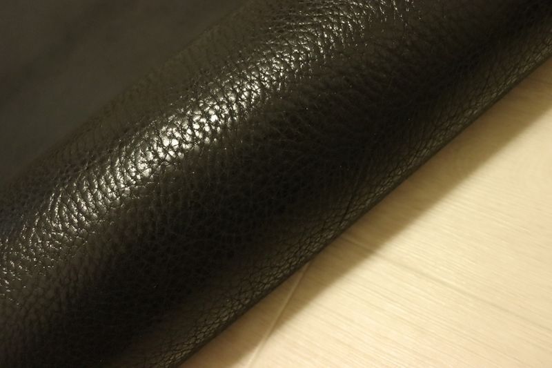 ブラック 133ds ヌメ革 ショルダーレザー 牛革 イタリア レザー シュリンク加工 半裁 一枚革 レザークラフト 革 皮 本革 diy 生地 材料