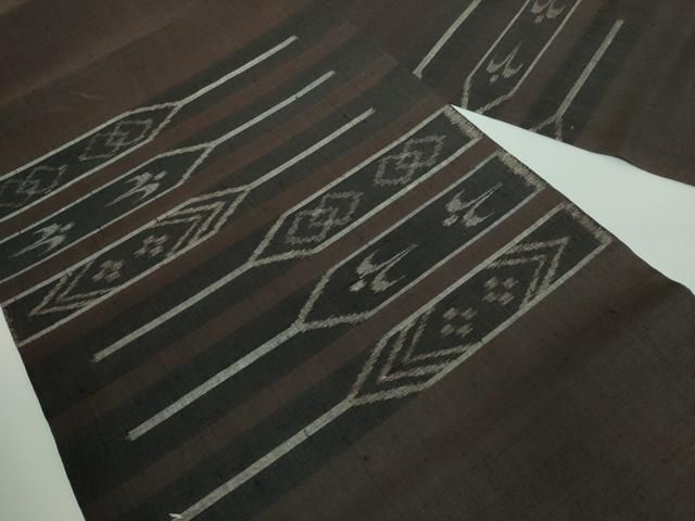 平和屋本店■極上　本場琉球絣　九寸名古屋帯　草木染　手織り　大城廣四郎織物工房　憲法黒茶色地　証紙付き　逸品　DZAA5474kh5 平和屋本店□極上 本場琉球絣 九寸名古屋帯 草木染 手織り 大城廣四郎