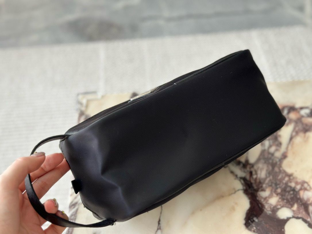 〈値下げしました〉PRADA ブラック ナイロンメイクポーチ 楽天市場】【新品未使用品】PRADA プラダ ナイロン ポーチ 化粧