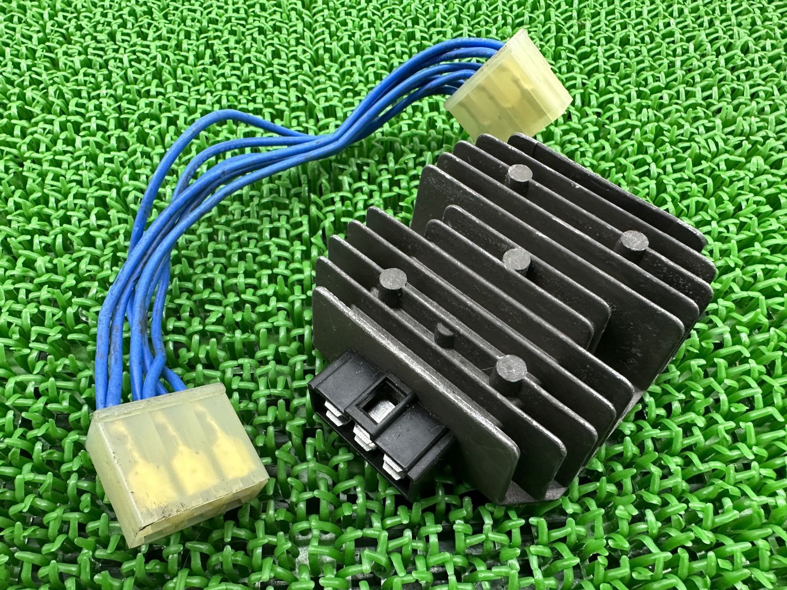 ゼファー400 レギュレター 社外 中古 バイク 部品 ZR400C 6Pカプラー ハーネス付 レギュレーター レクチファイヤー 機能的問題なし