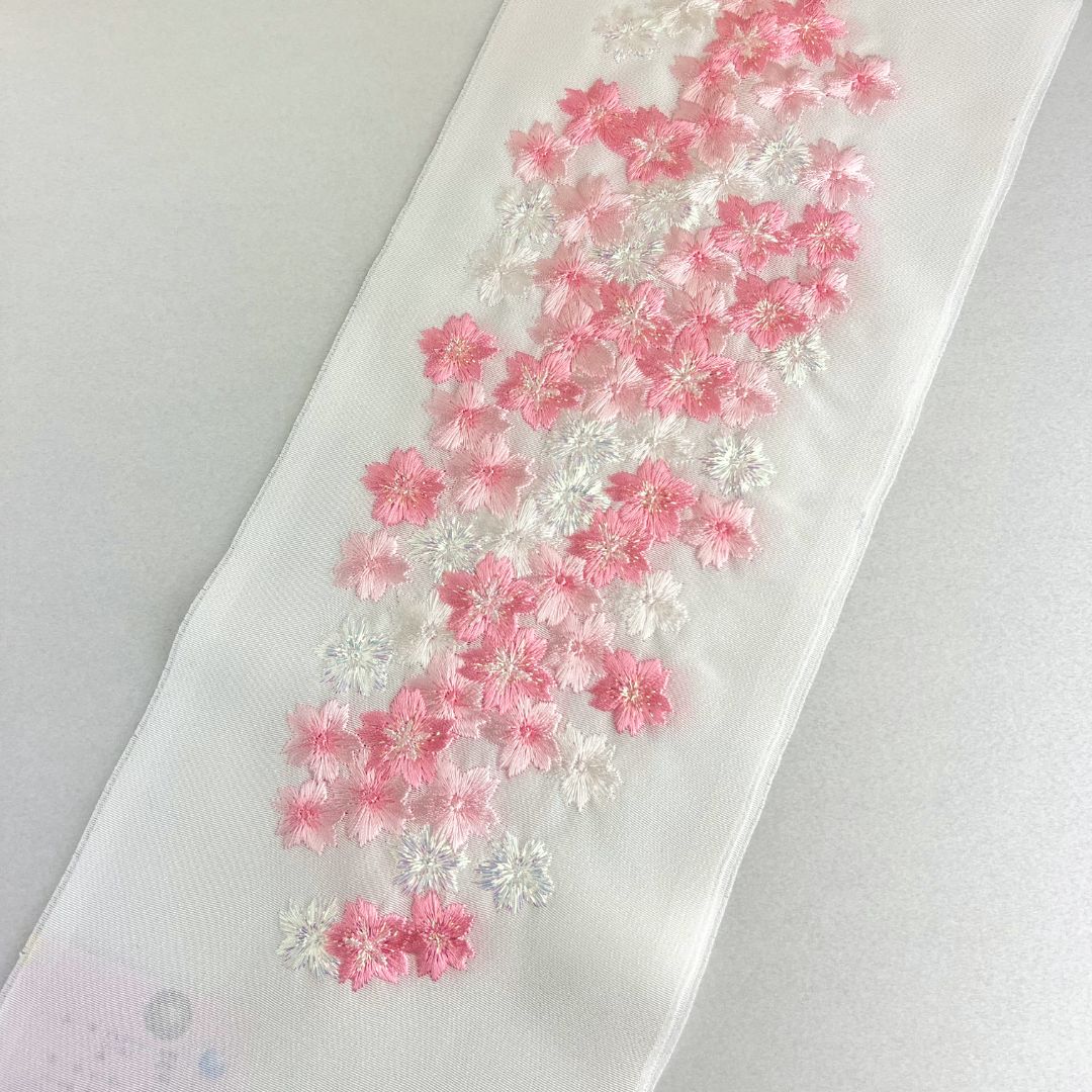 淡いピンク 長襦袢 花柄刺繍襟　流水柄　正絹 き561】ピンク地×花と流水の長襦袢／爽やかで可憐なデザイン