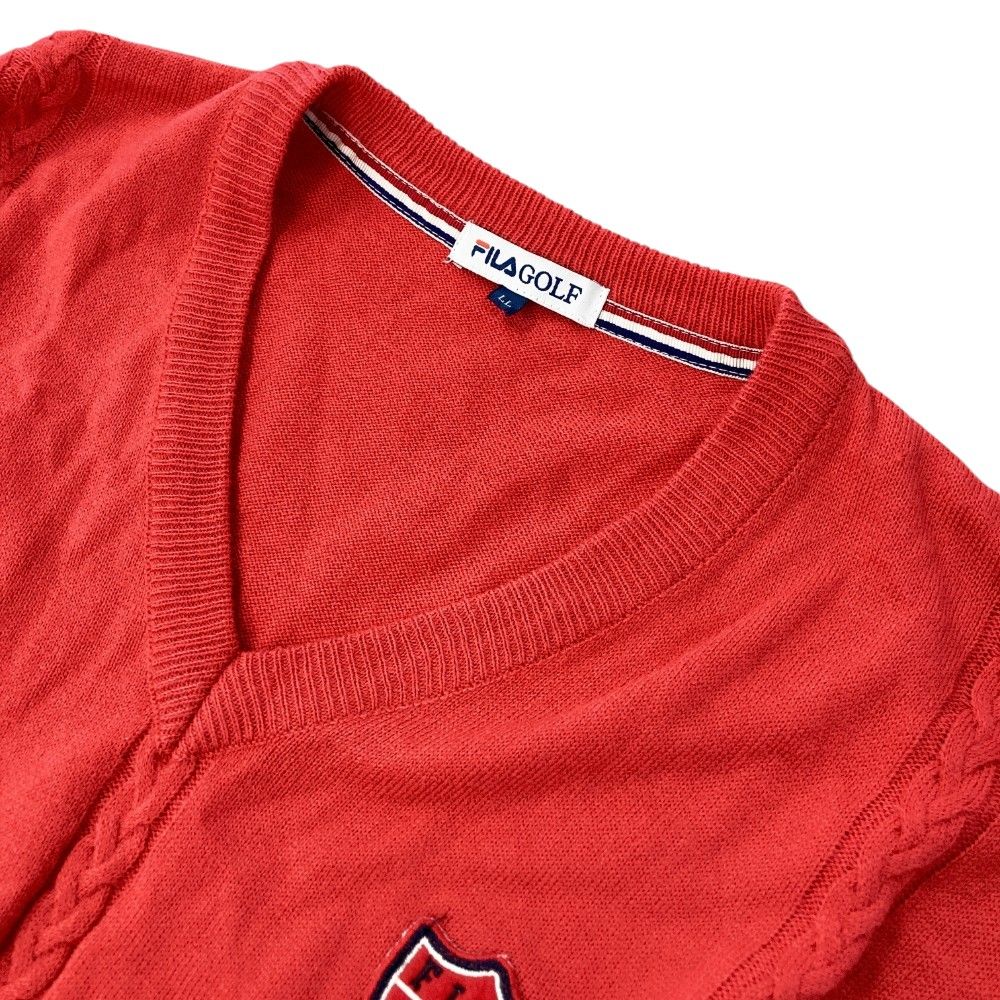 サイズ：LL FILA GOLF フィラゴルフ  Vネック ニットセーター ワッペン  レッド系 [240101436216] ゴルフウェア メンズ ストスト サイズ：LL FILA GOLF フィラゴルフ Vネック ニットセーター