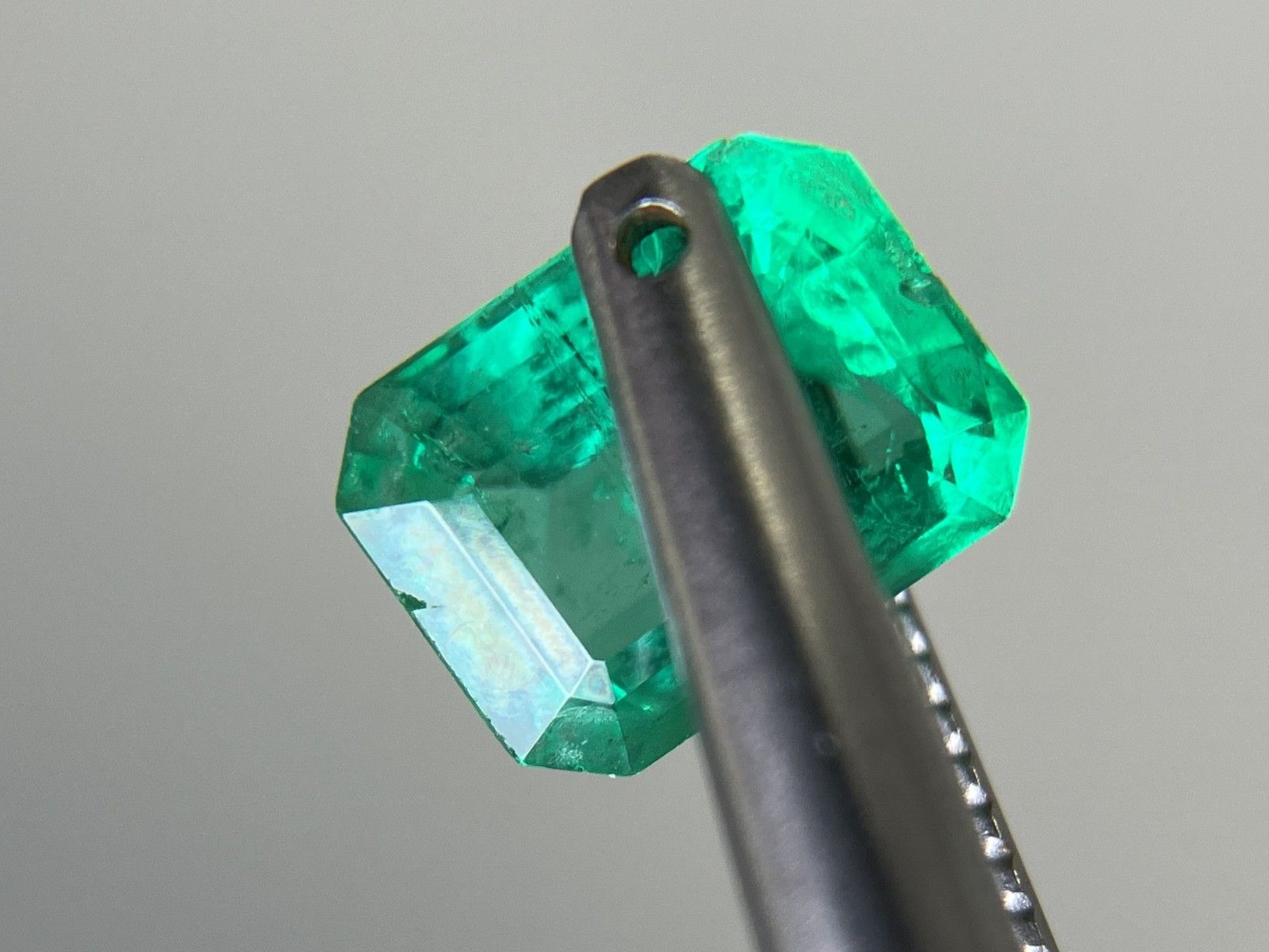 エメラルド 天然 0.852ct 中央宝石ソーティング付き 6.88㎜×5.20  