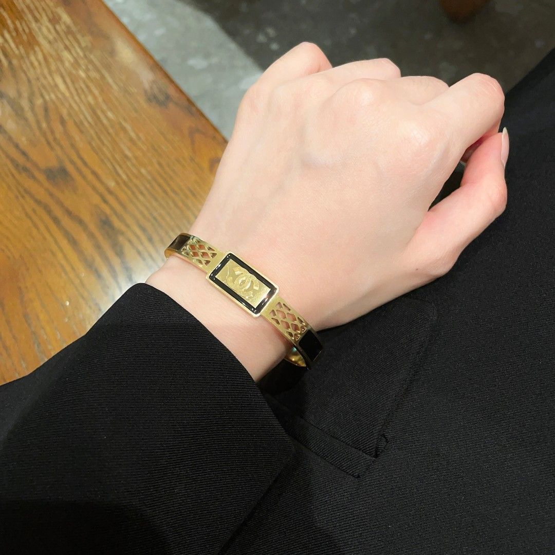 【エレガントなアクセントに♪】CHANEL ブレスレット 今日特価】CHANEL ダブル C オープンワーク ブレスレット