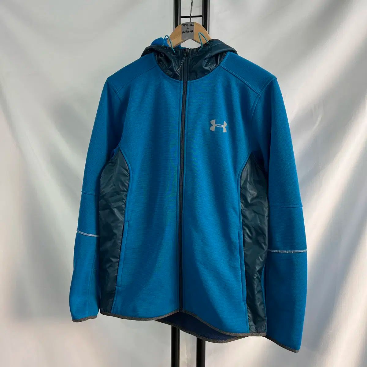 ★【アンダーアーマー／フード／ジップアップ／コールドギア／はっ水／防風/迷彩】 純正品/ M UNDER ARMOUR(アンダーアーマー) コールドギア