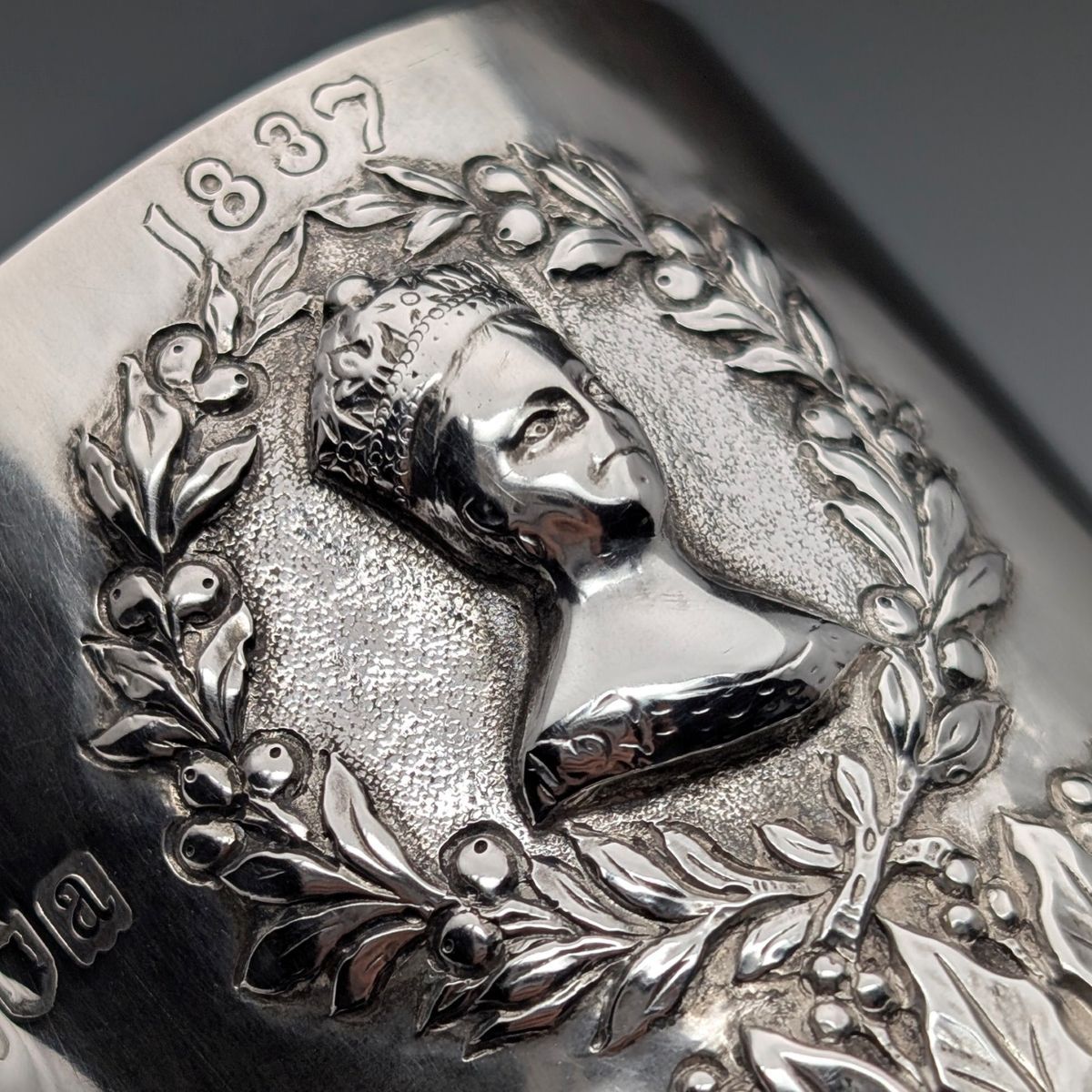 1896年 英国ヴィクトリア女王 ダイヤモンドジュビリー 純銀製マグカップ 161g Frederick Augustus Burridge 1896年 英国ヴィクトリア女王 ダイヤモンドジュビリー 純銀製