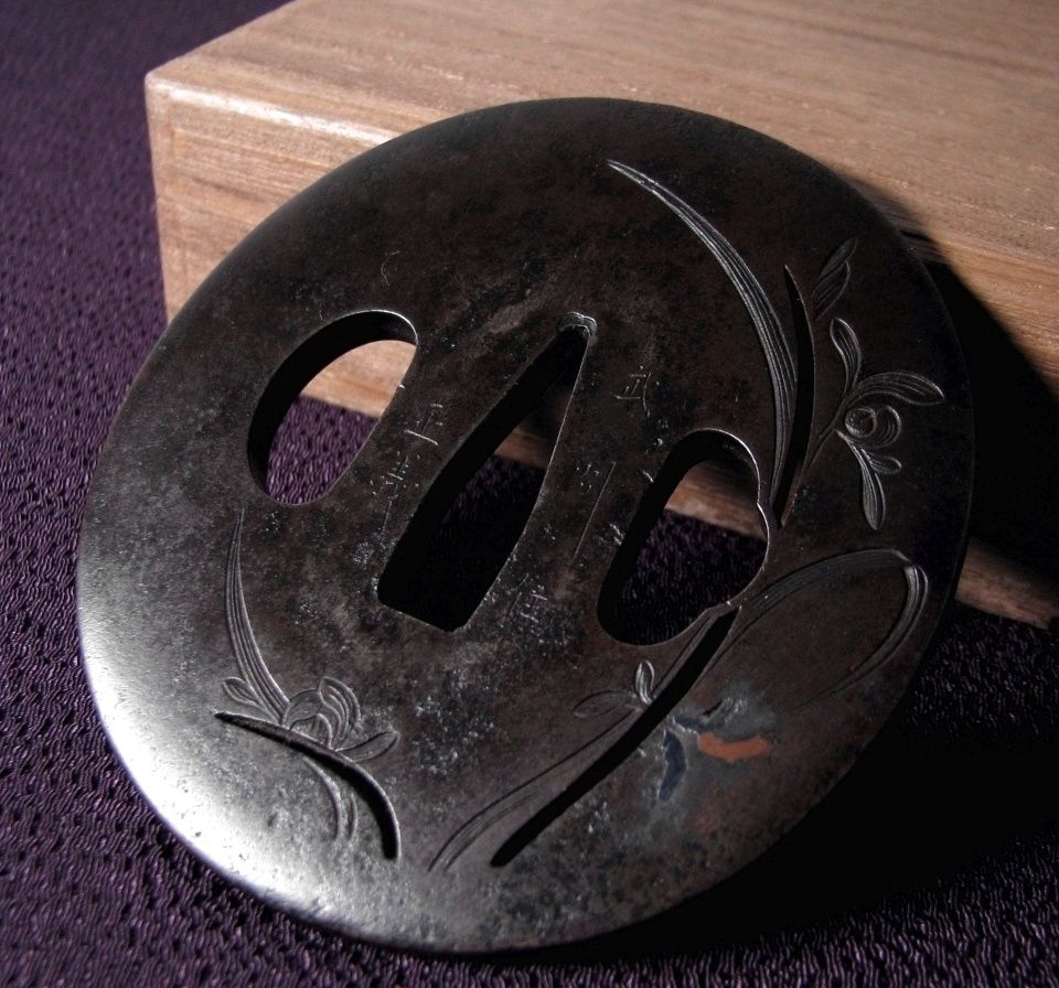 時代武具 鉄地鍔 ［銘：武州住正義］ 象嵌 糸透し 蘭の図 桐箱付