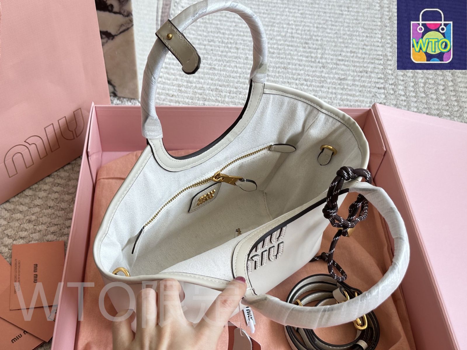 MIU MIU 限定モデル レザートートバッグ - コンパクトサイズ (22