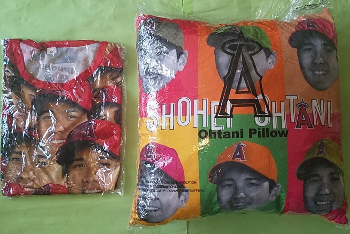 メルカリShops - 球場配布品 大谷翔平 エンジェルス 顔だらけ Tシャツ とクッションのセット メルカリShops - 球場配布品 大谷翔平 エンジェルス 顔だらけ Tシャツ とクッションのセット