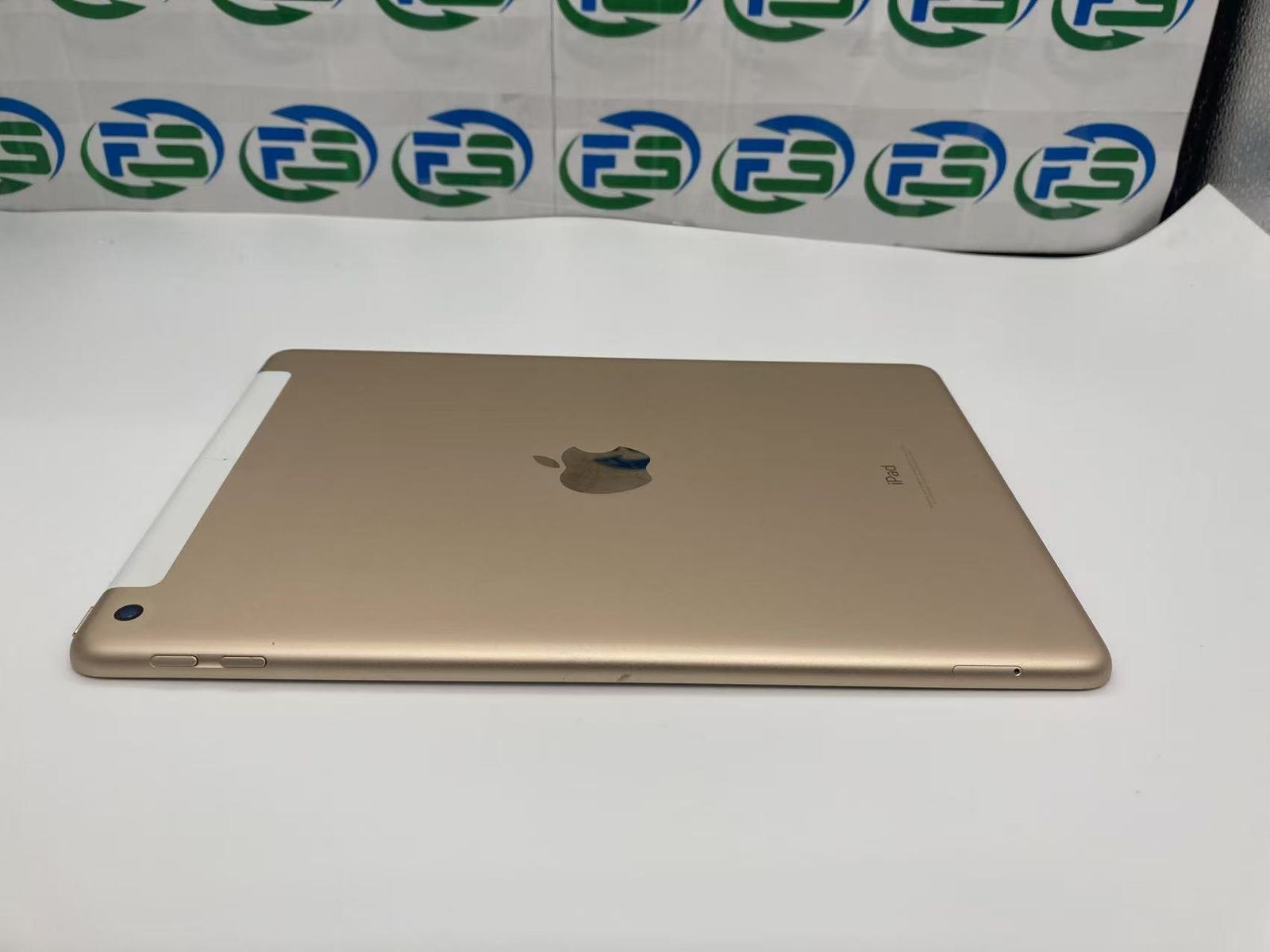 iPad 第5世代 セルラー 32GB ゴールド iPad Wi-Fi＋Cellular 32GB GOLD